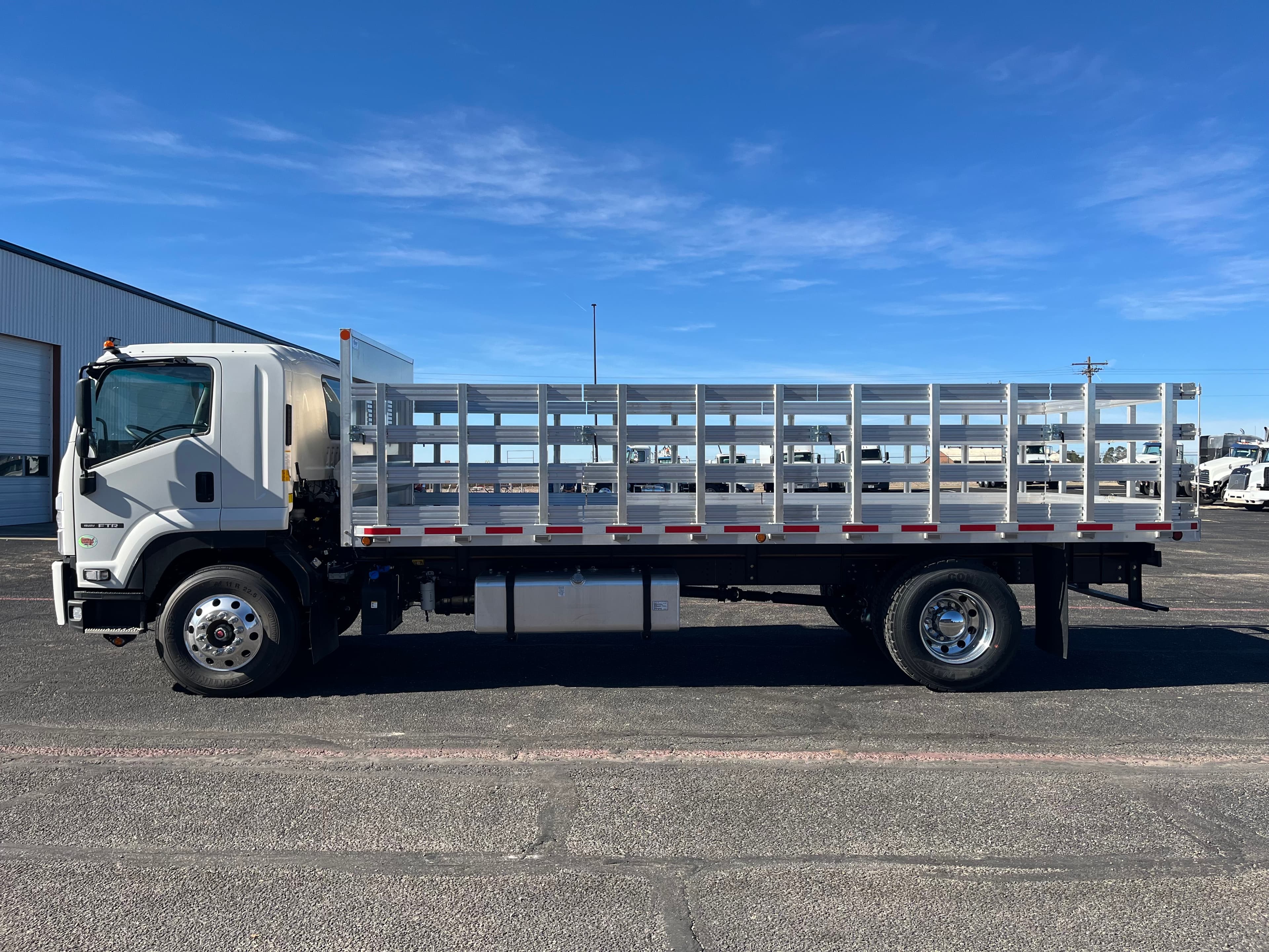 2025 Isuzu FTR - Photo 1
