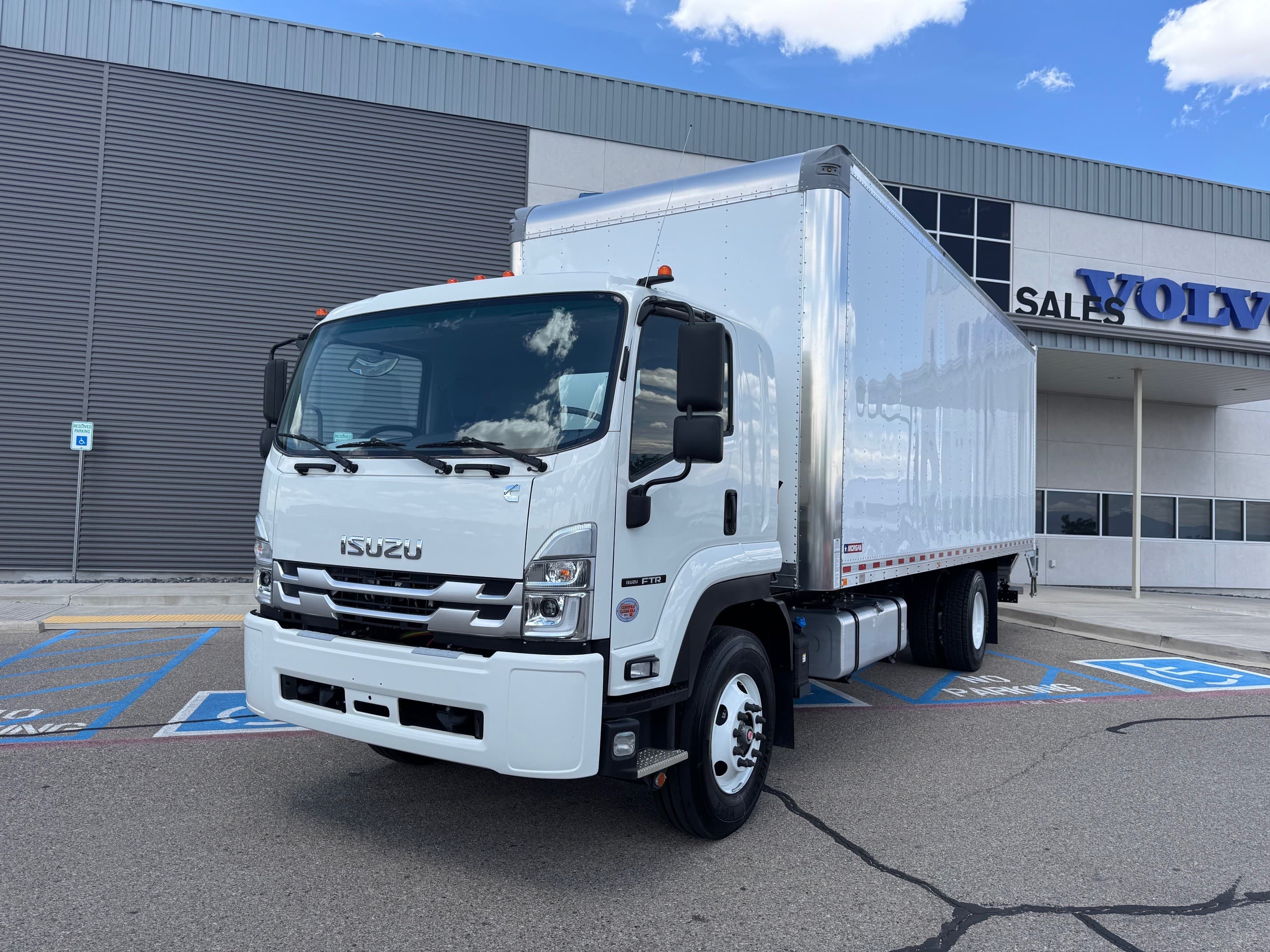 2025 Isuzu FTR - Photo 1