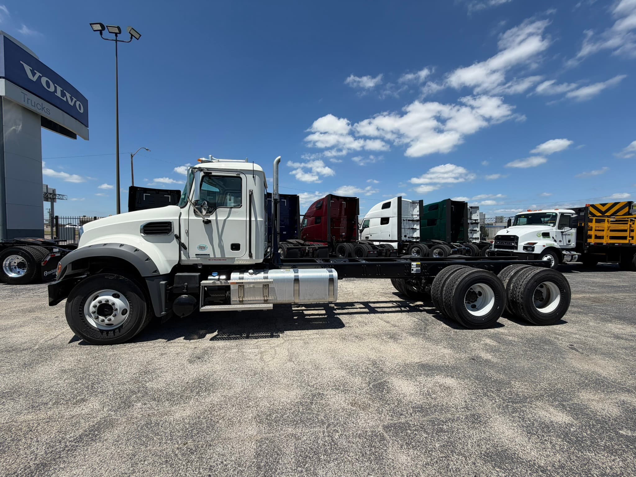 2025 Mack GR64F - Photo 1