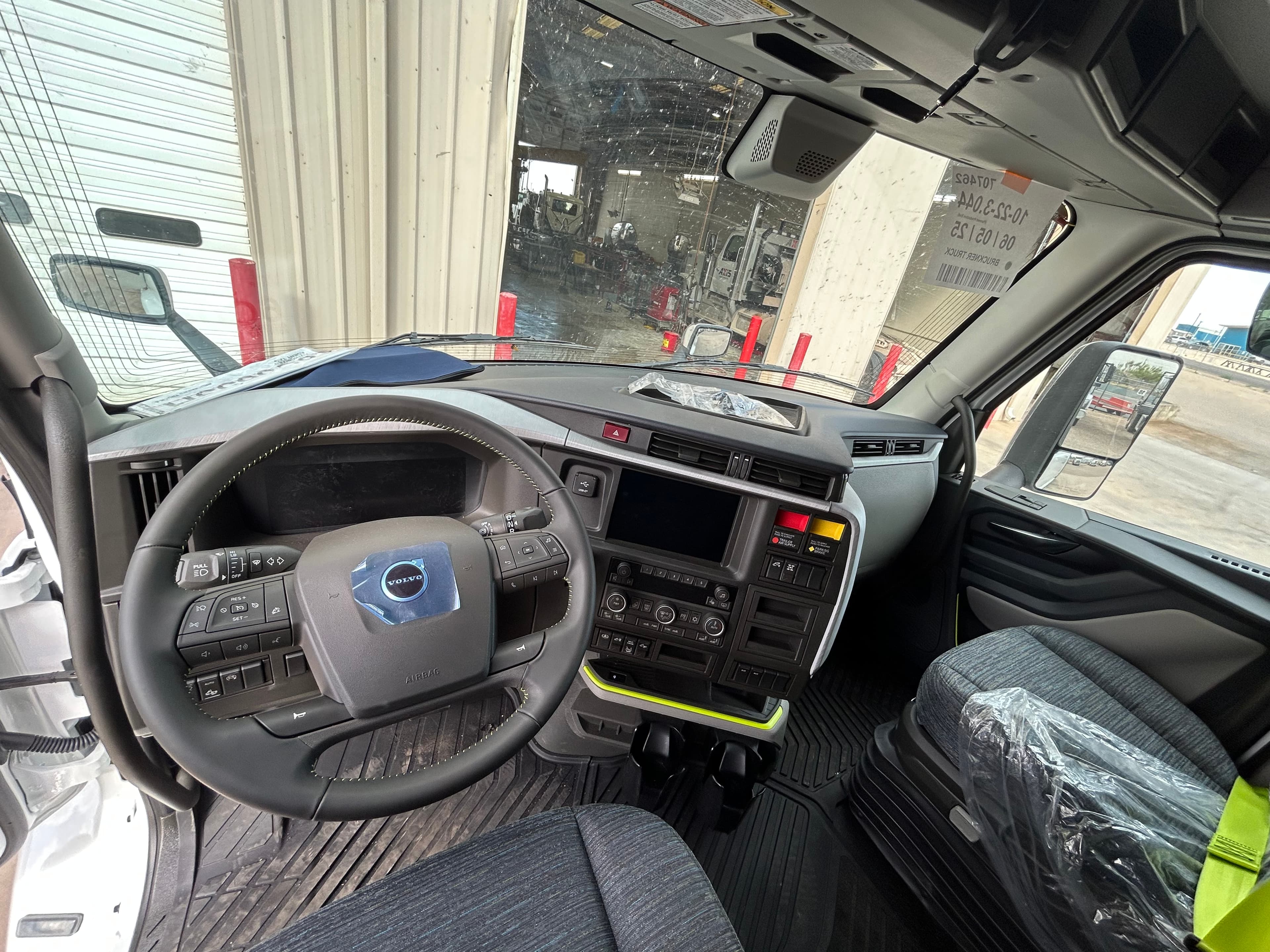 2026 Volvo VNL64T860 - Photo 1