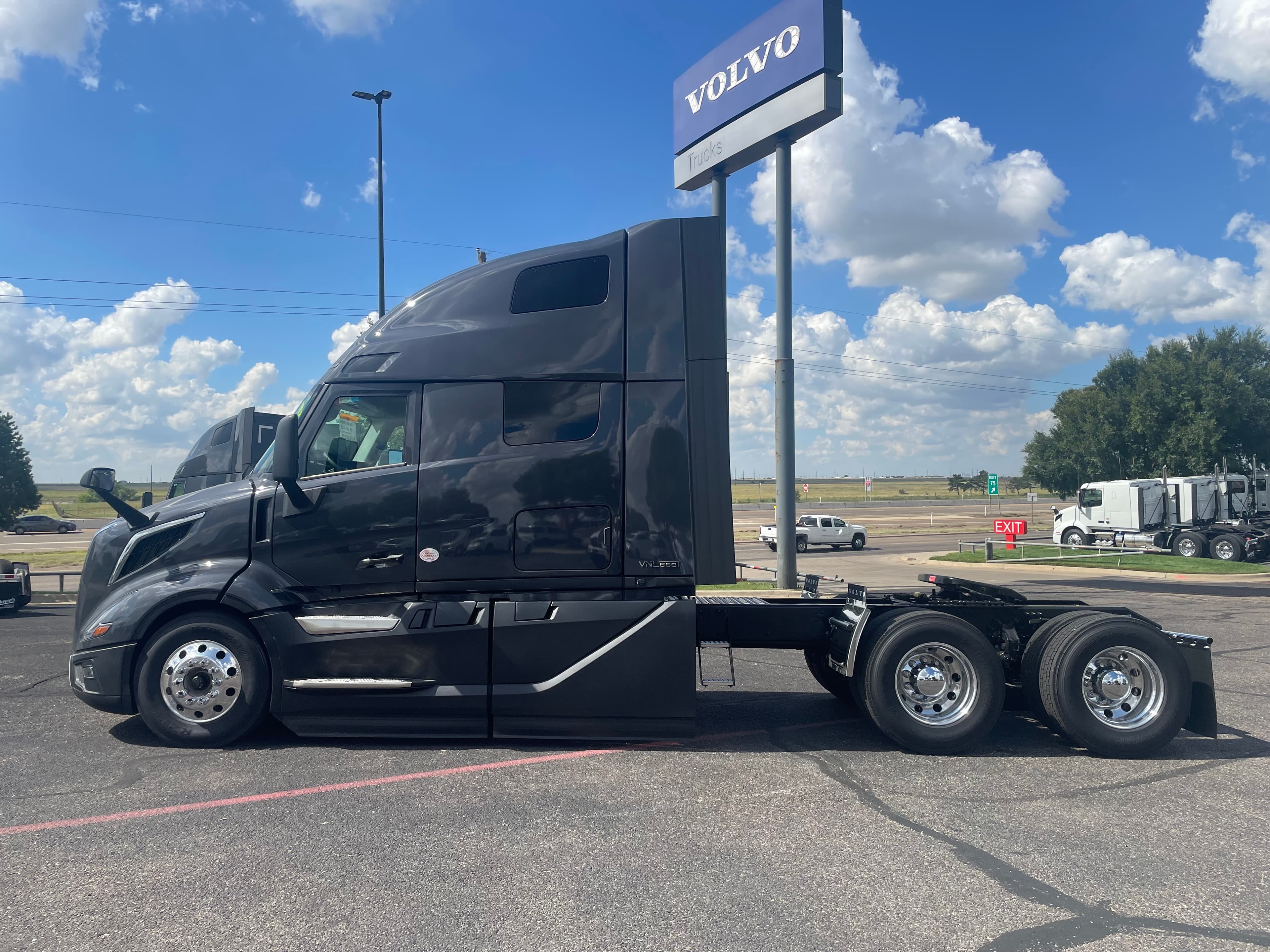2026 Volvo VNL64T660 - Photo 1