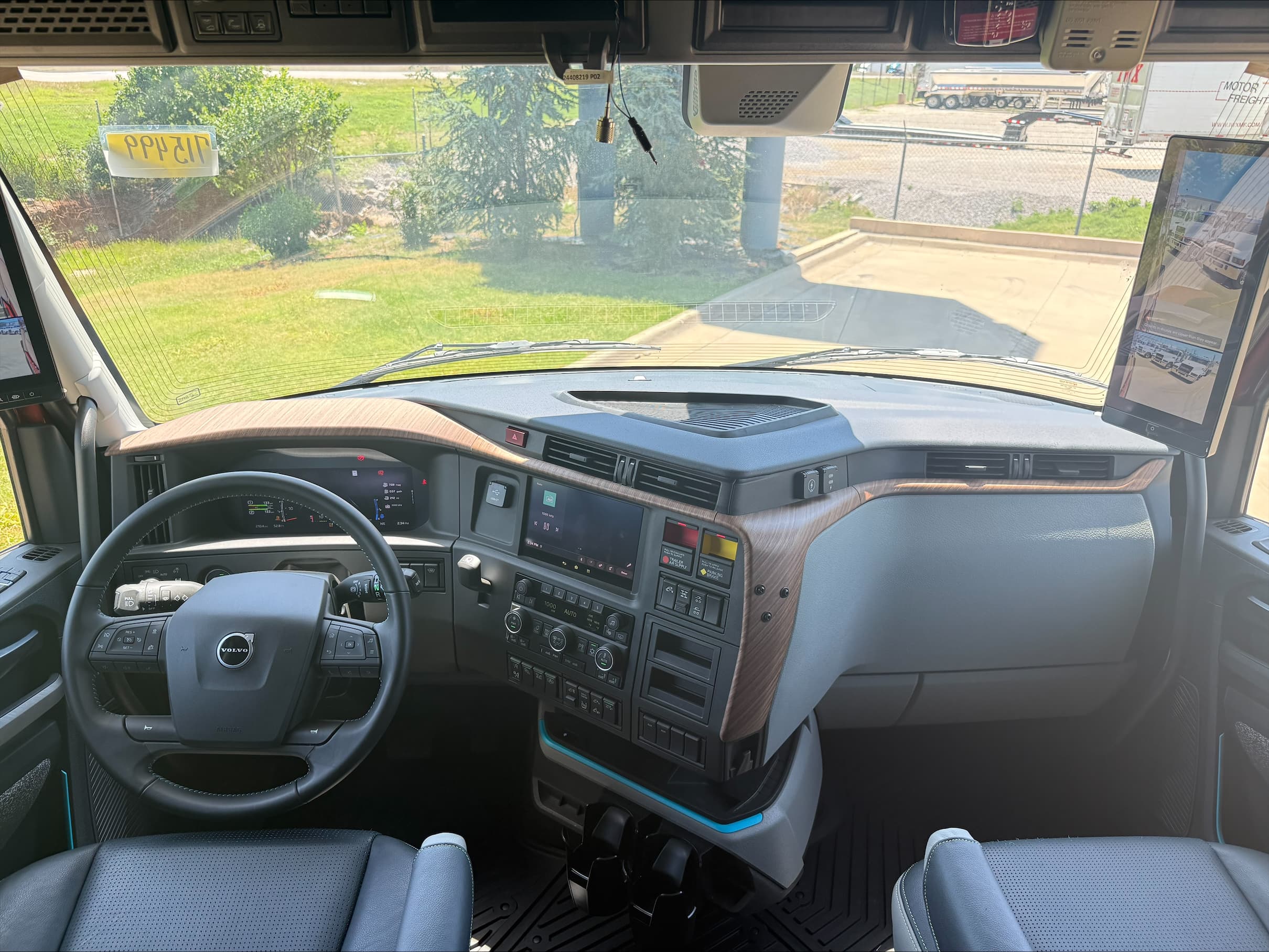 2026 Volvo VNL64T860 - Photo 1