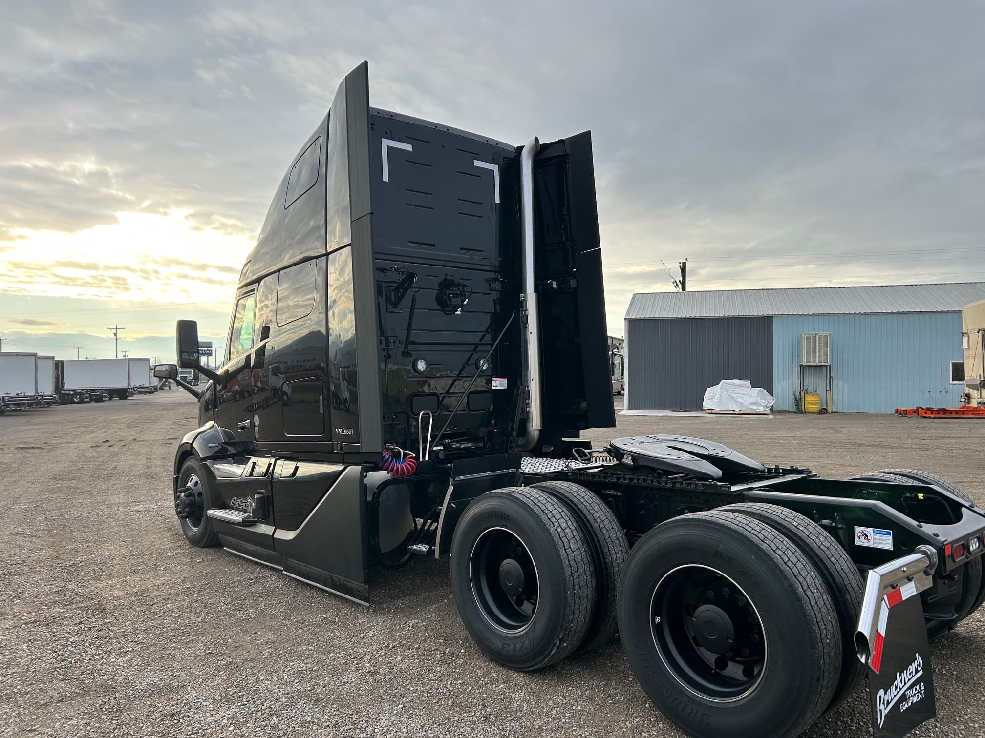 2026 Volvo VNL64T660 - Photo 1