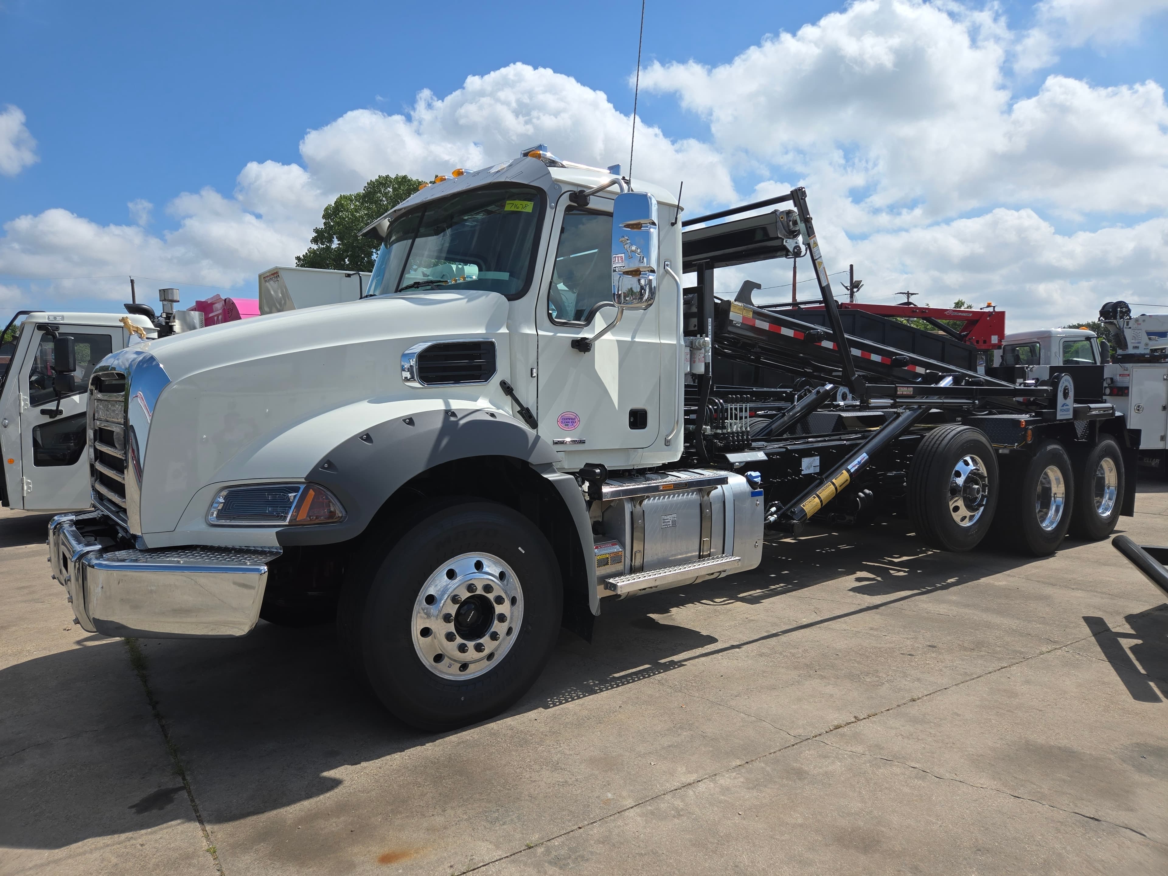 2026 Mack GR64B - Photo 1