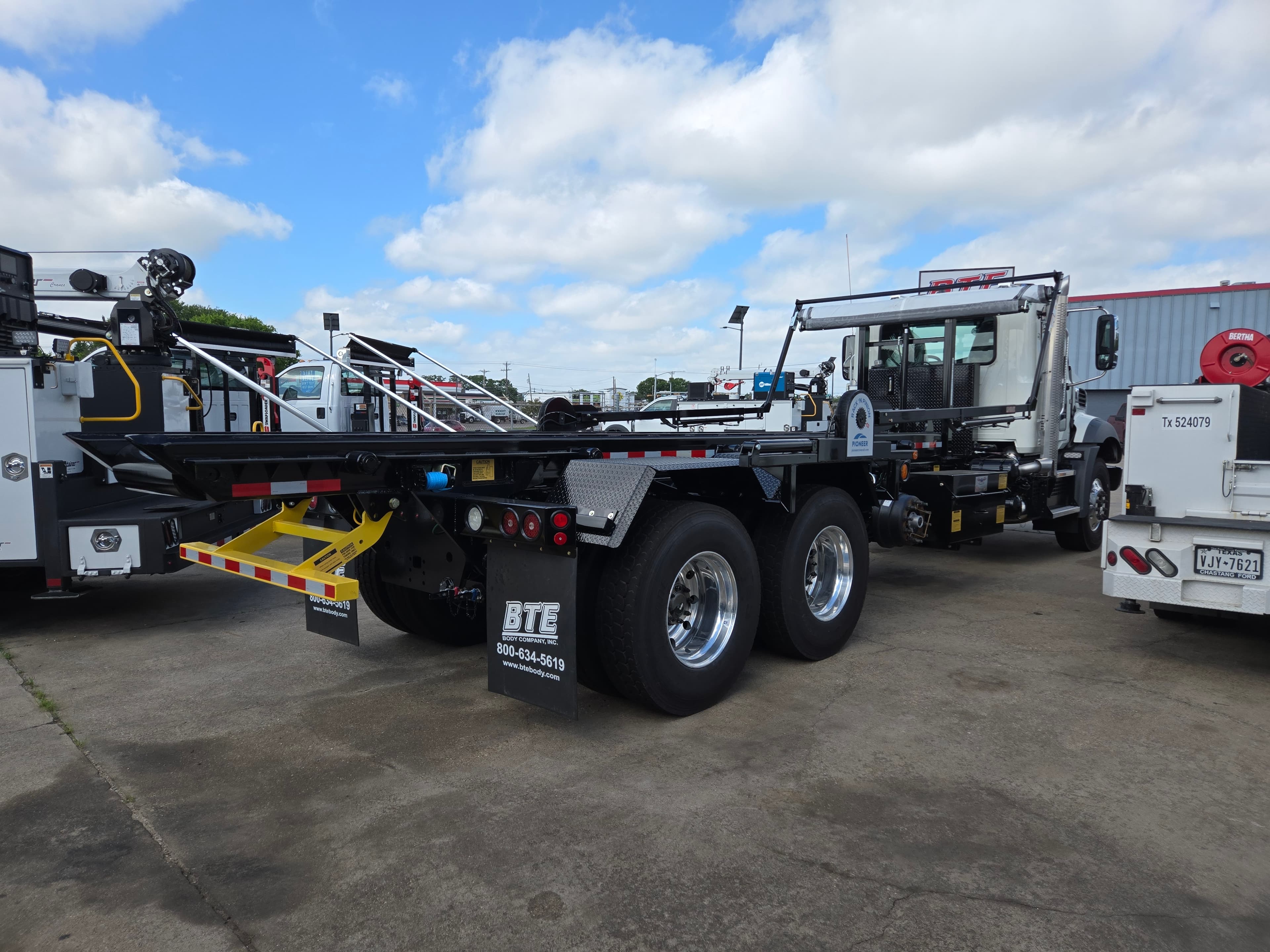 2026 Mack GR64B - Photo 1
