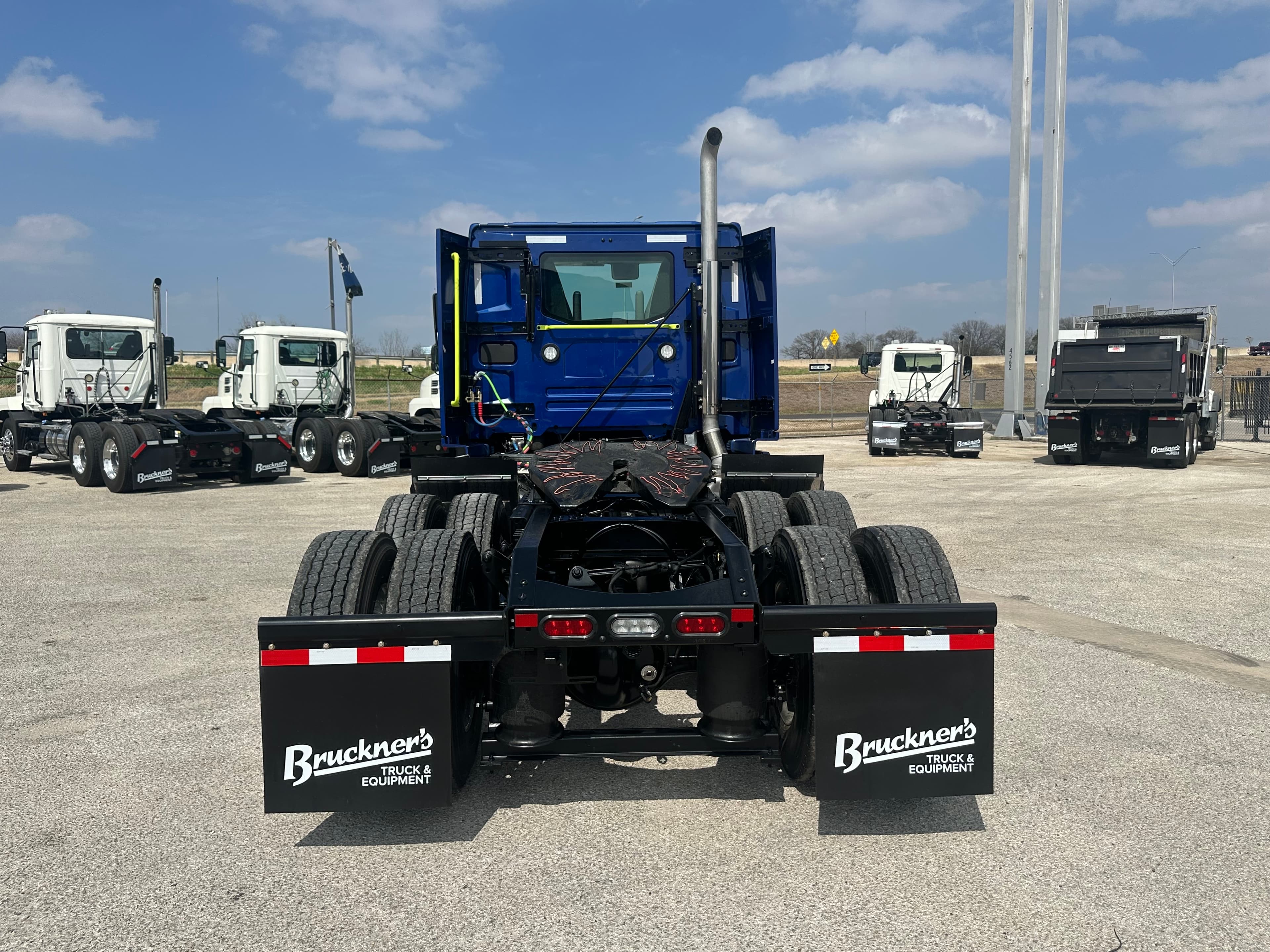 2027 Volvo VNR64T300 - Photo 1
