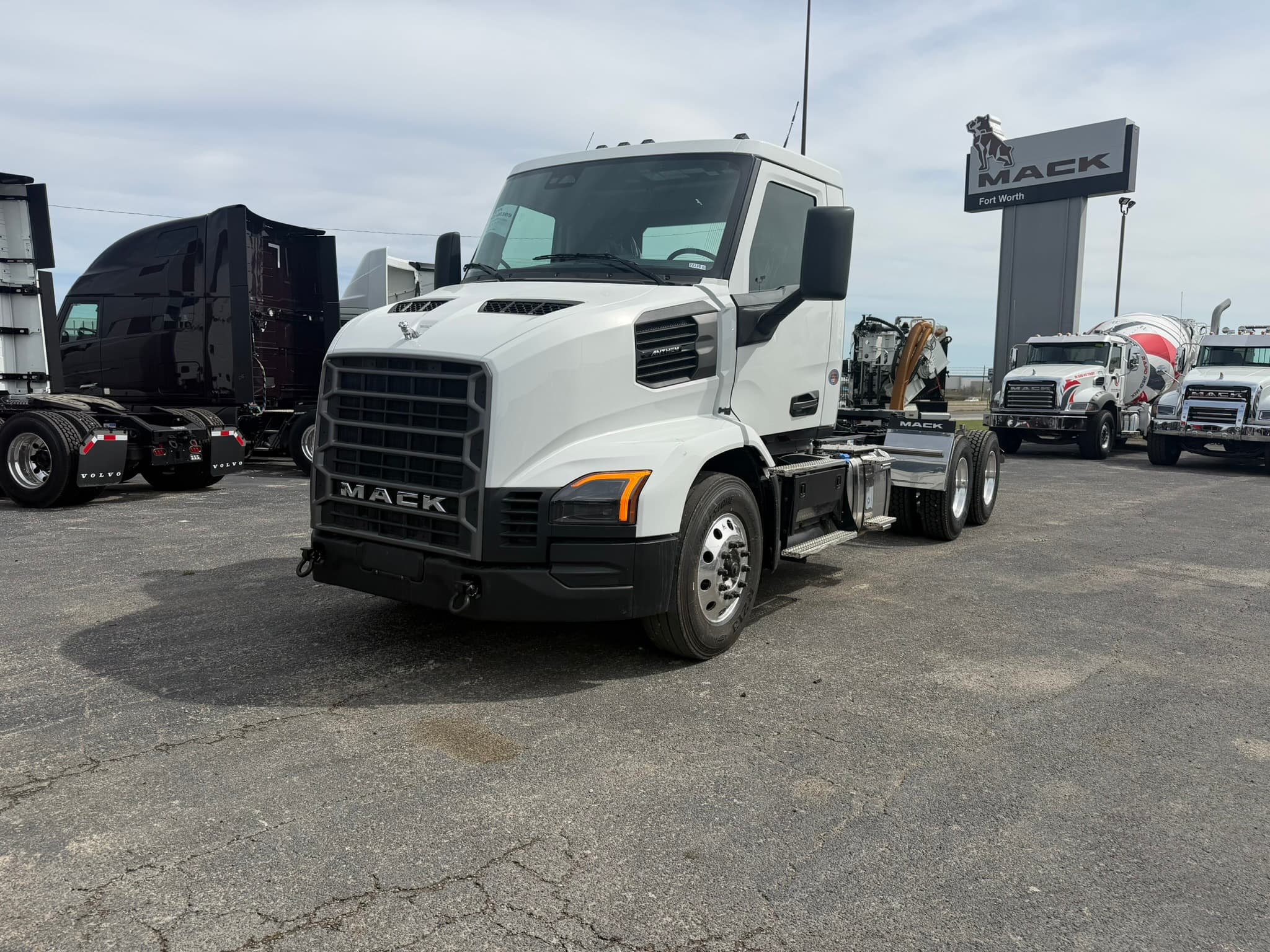 2027 Mack AN64T - Photo 1