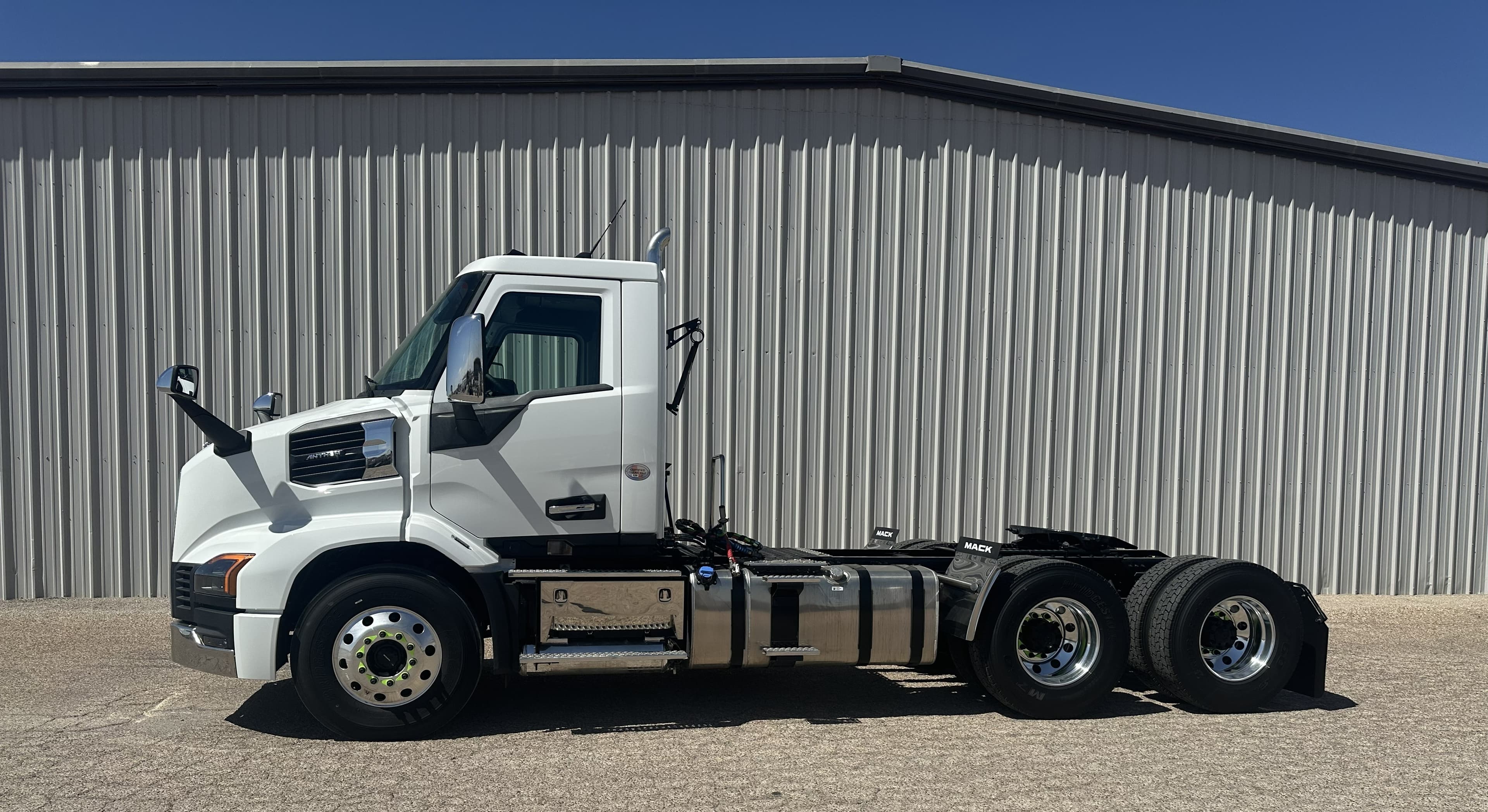2027 Mack AN64T - Photo 1