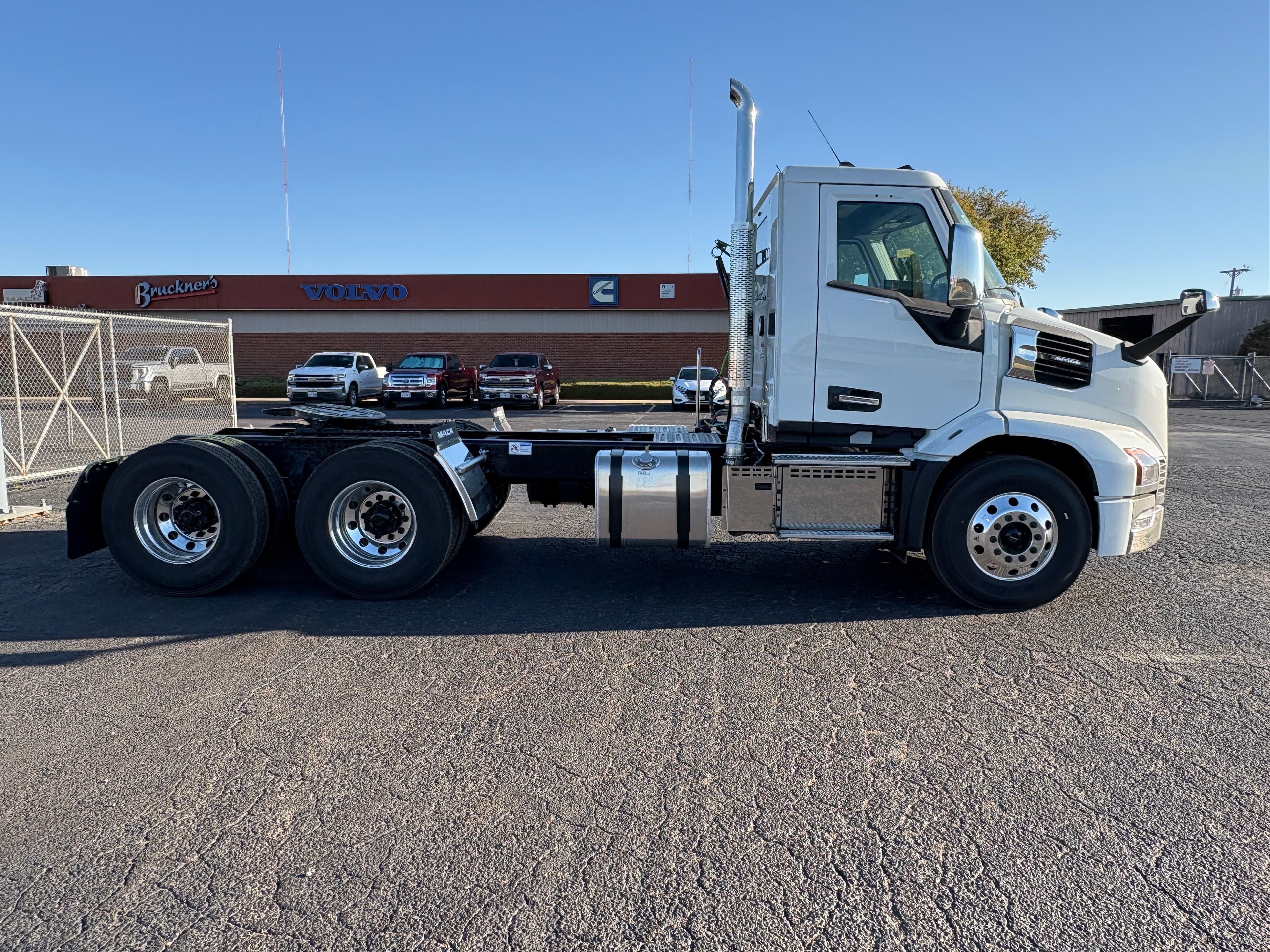 2027 Mack AN64T - Photo 1