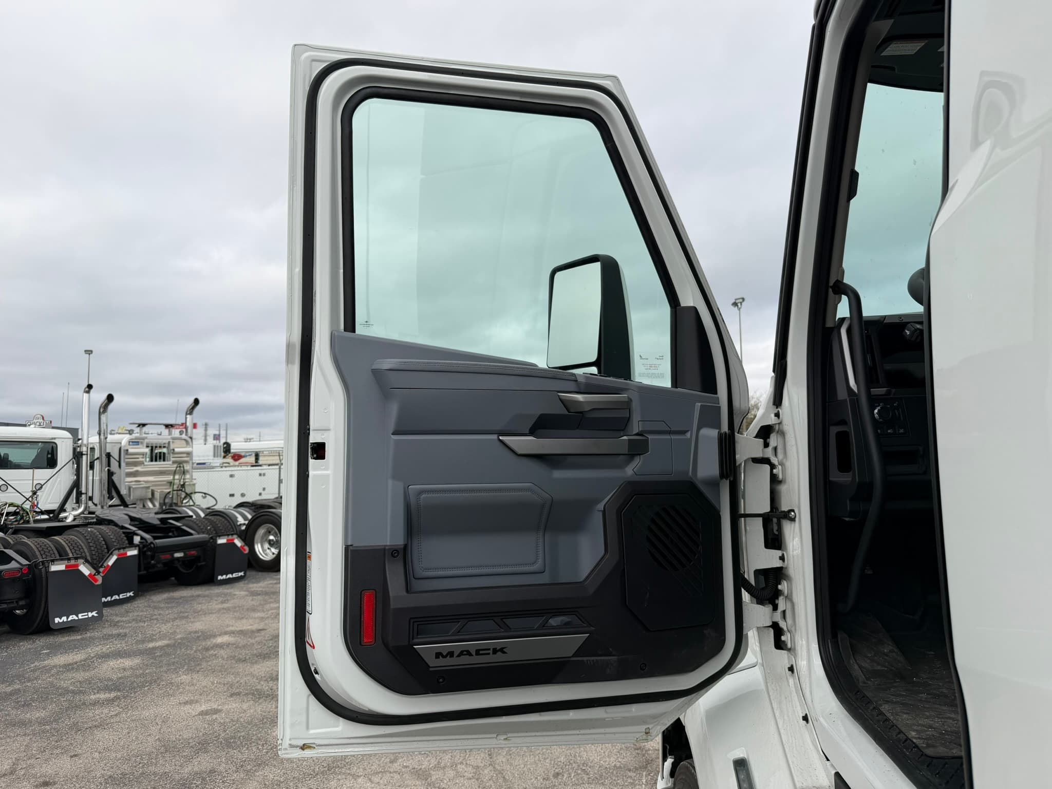 2027 Mack AN64T - Photo 1