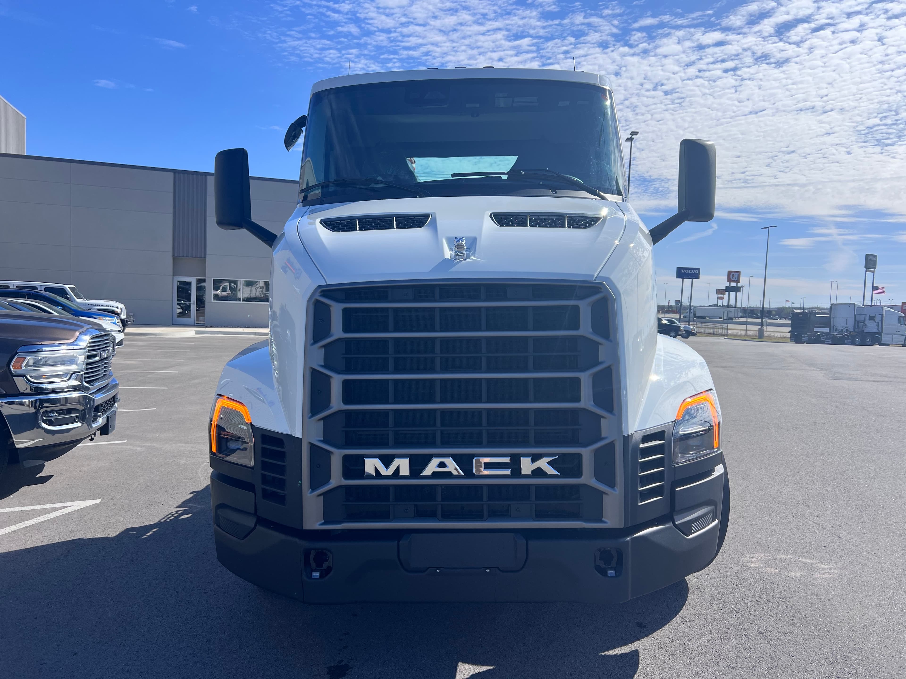 2027 Mack AN64T - Photo 1