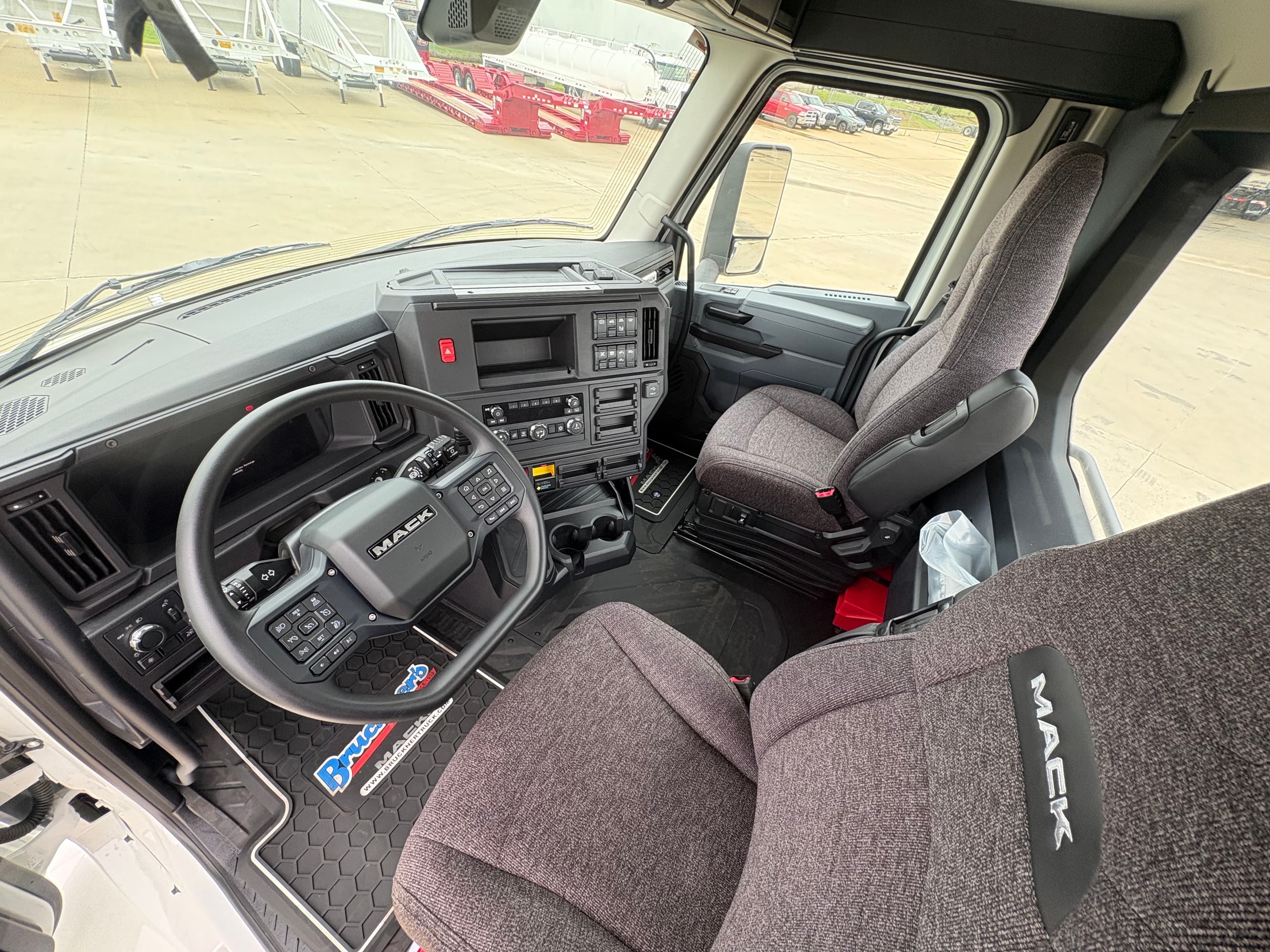 2027 Mack AN64T - Photo 1
