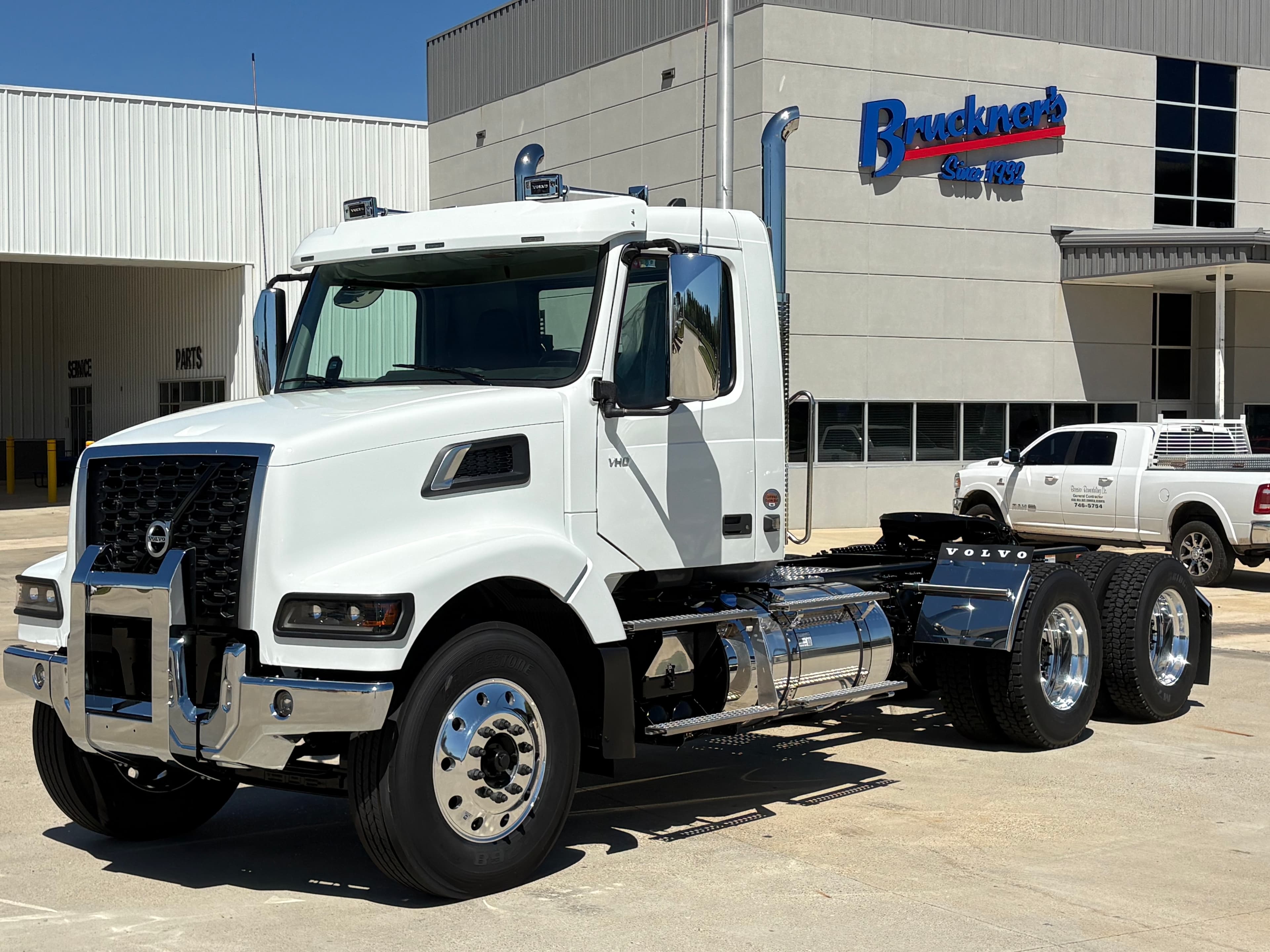 2027 Volvo VHD64FT300 - Photo 1