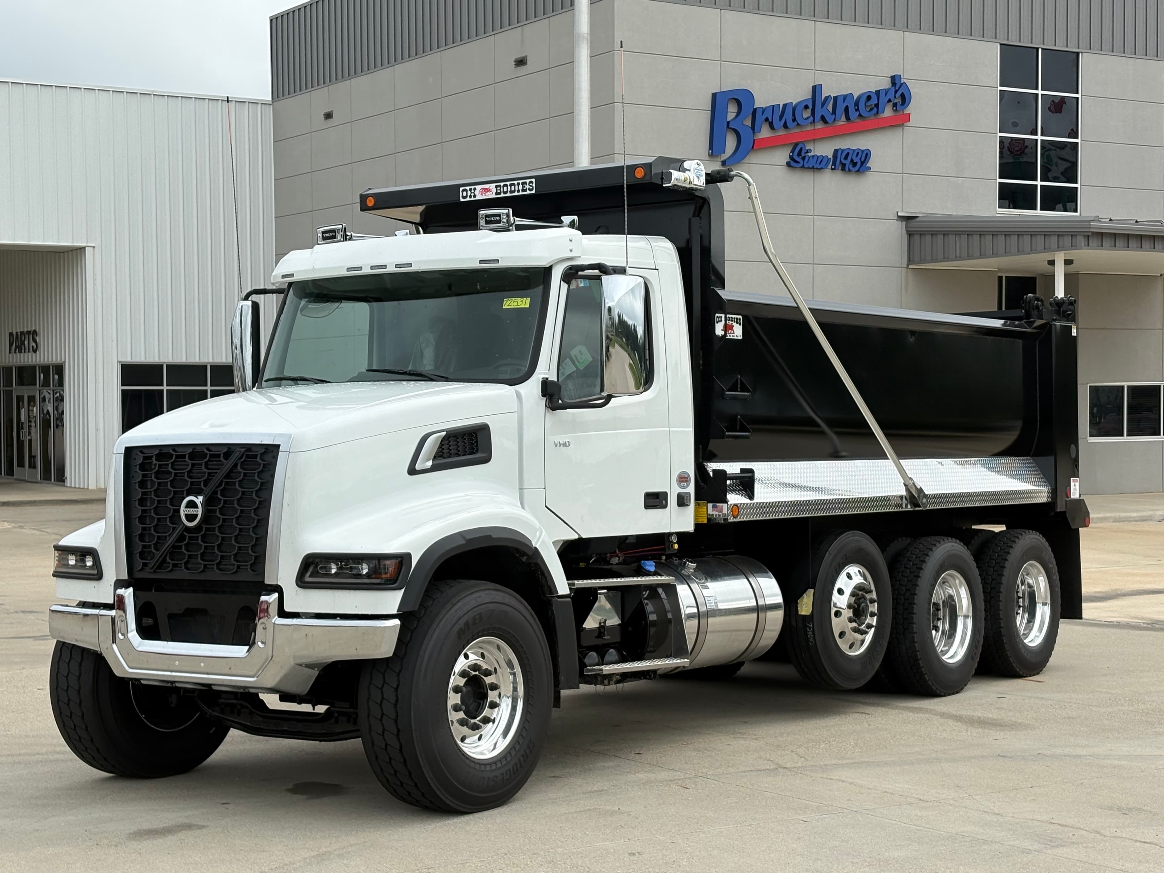 2027 Volvo VHD84F300 - Photo 1