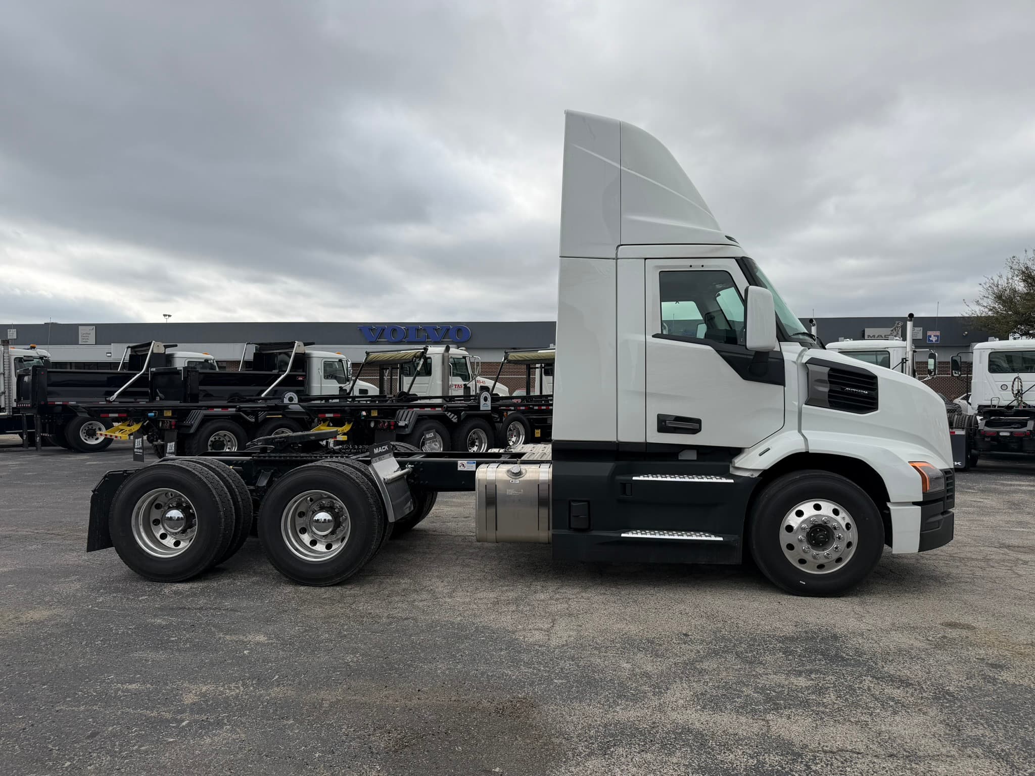 2027 Mack AN64T - Photo 1