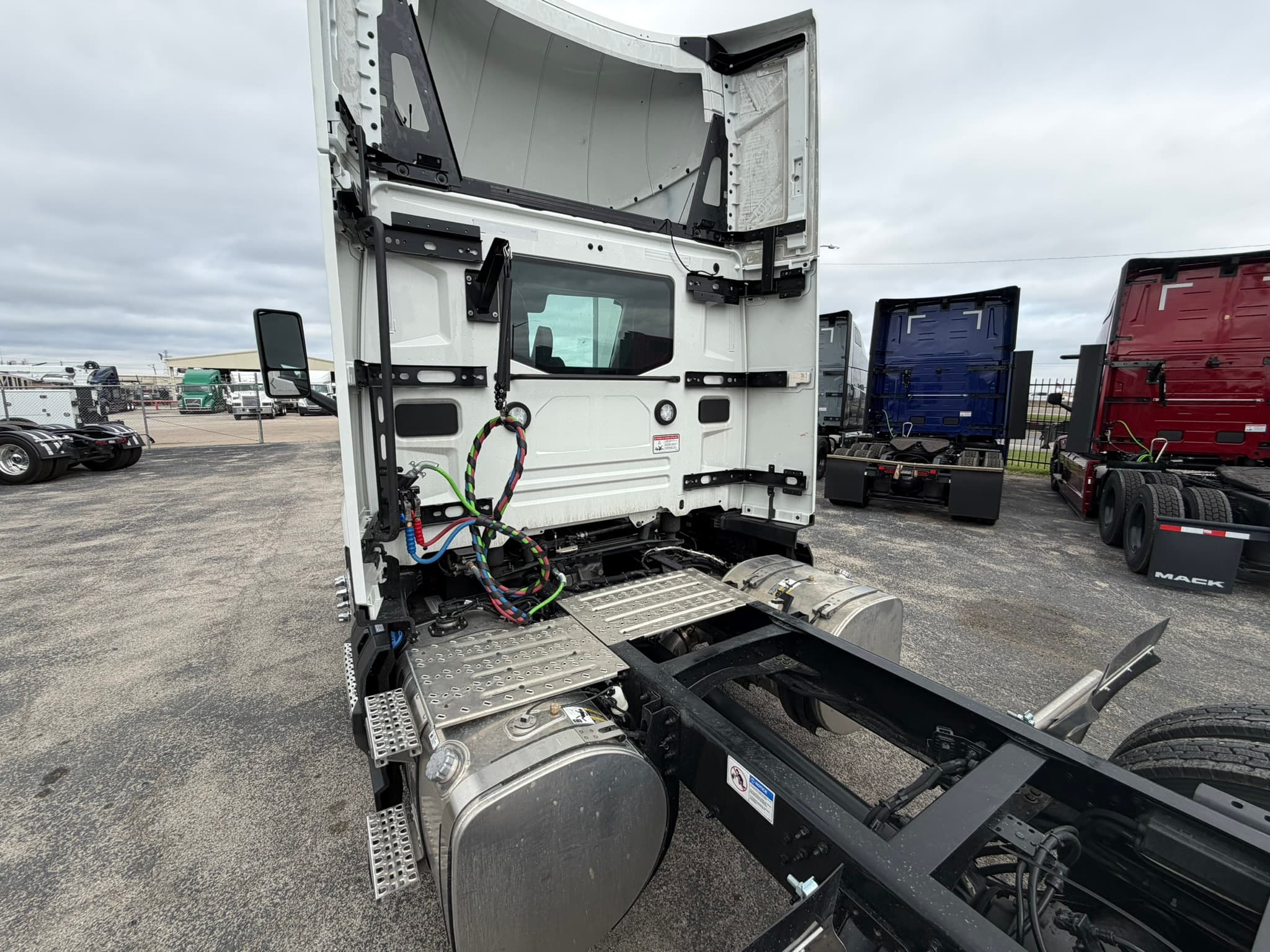 2027 Mack AN64T - Photo 1