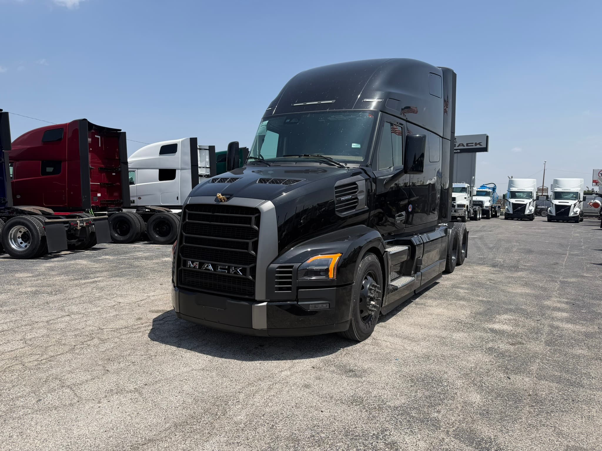 2027 Mack PR64T76H - Photo 1