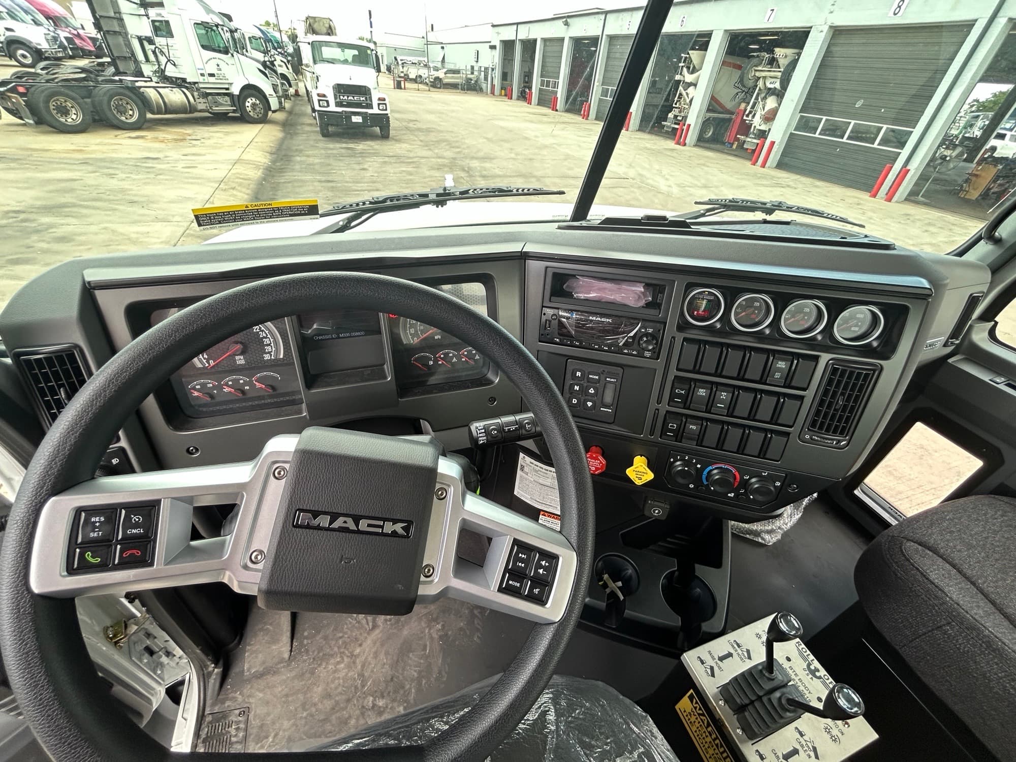 2027 Mack GR64B - Photo 1