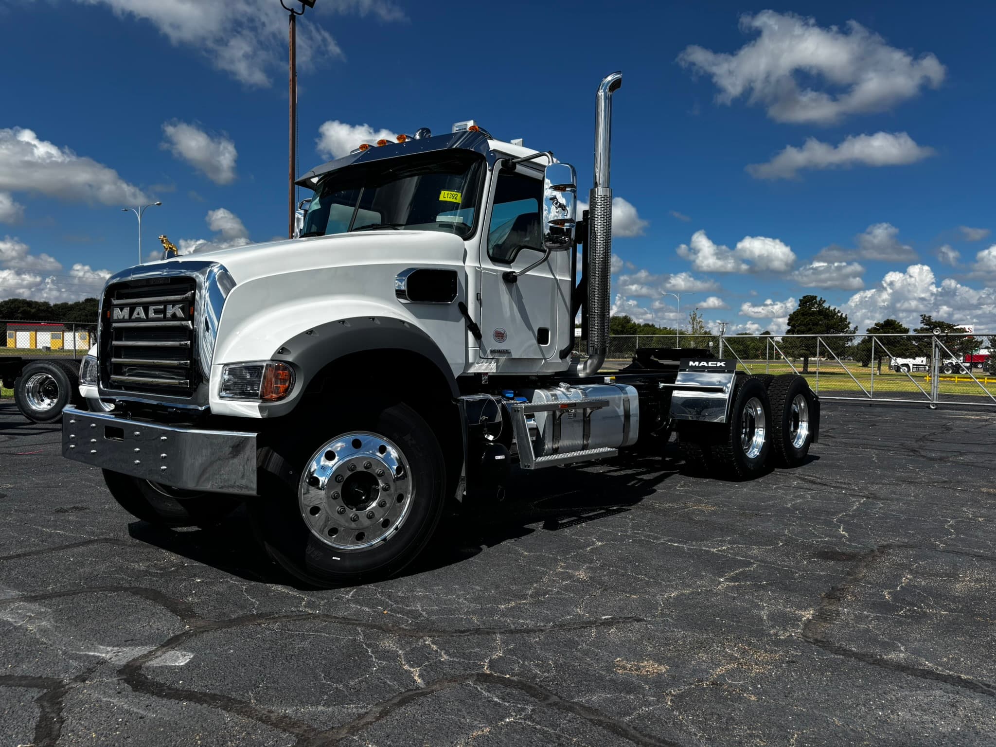 2027 Mack GR64FT - Photo 1