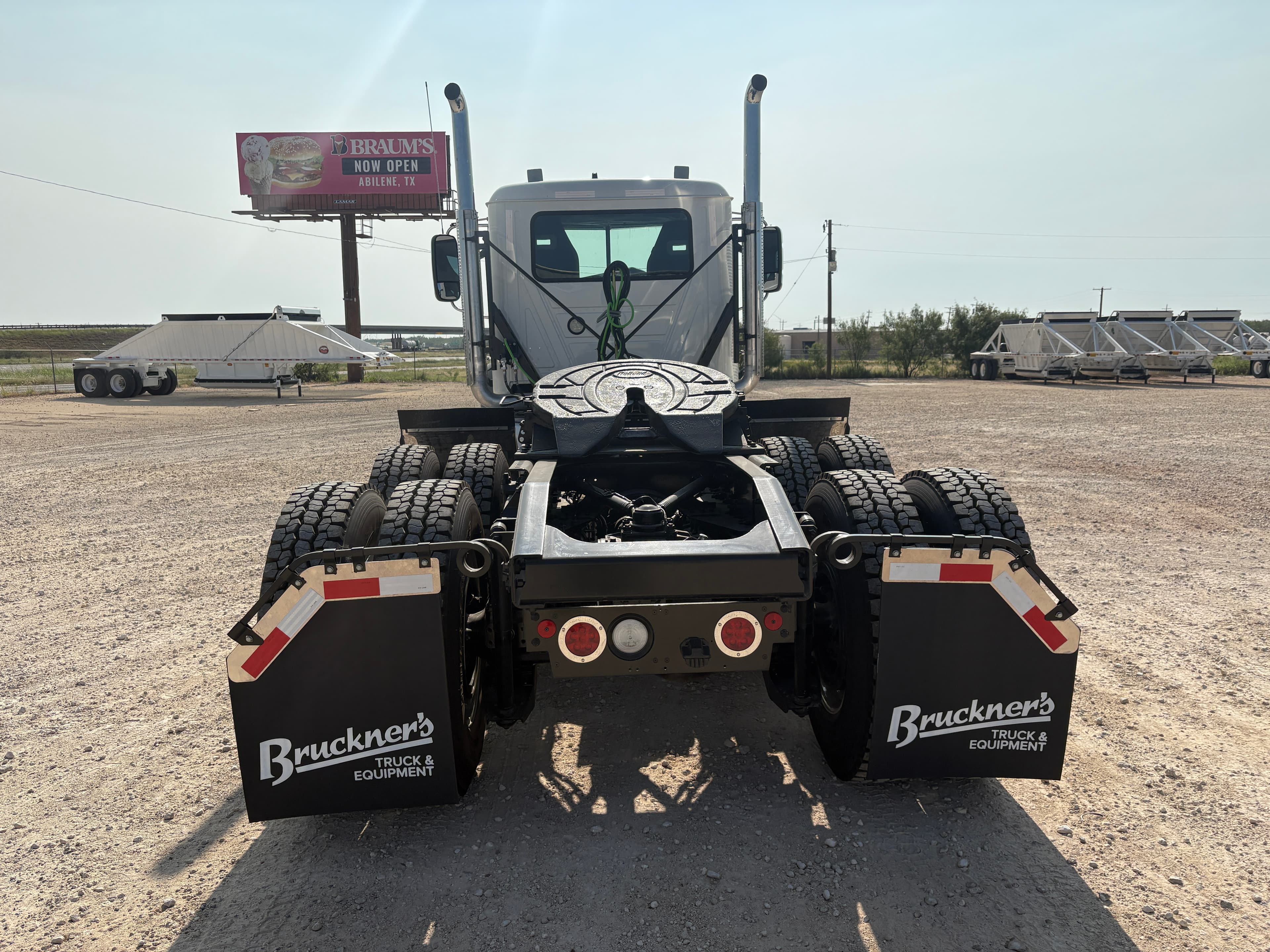 2027 Mack GR64FT - Photo 1
