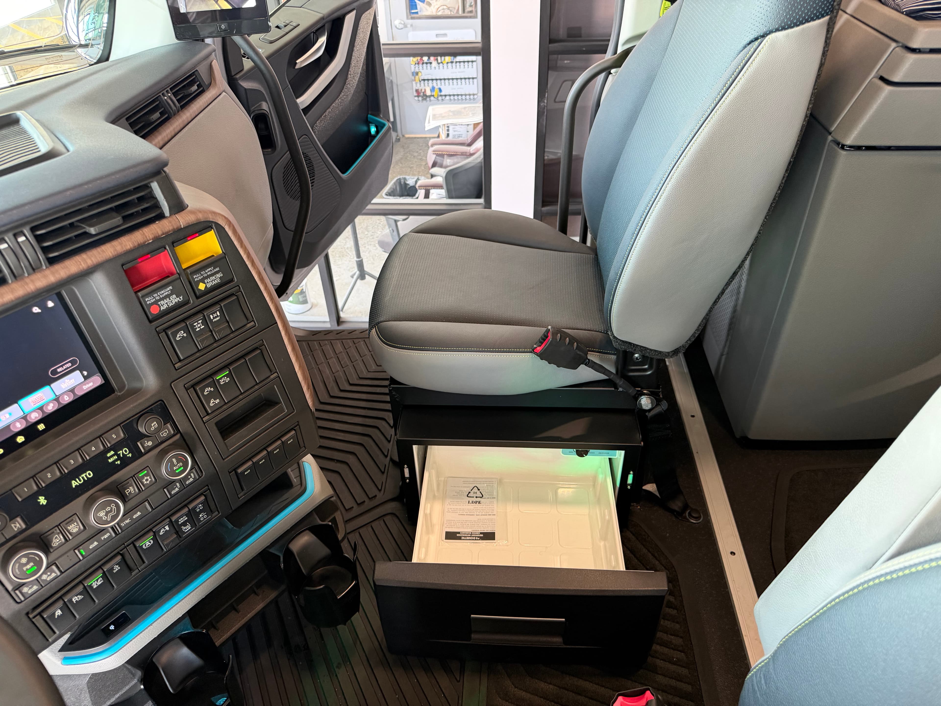 2027 Volvo VNL64T860 - Photo 1