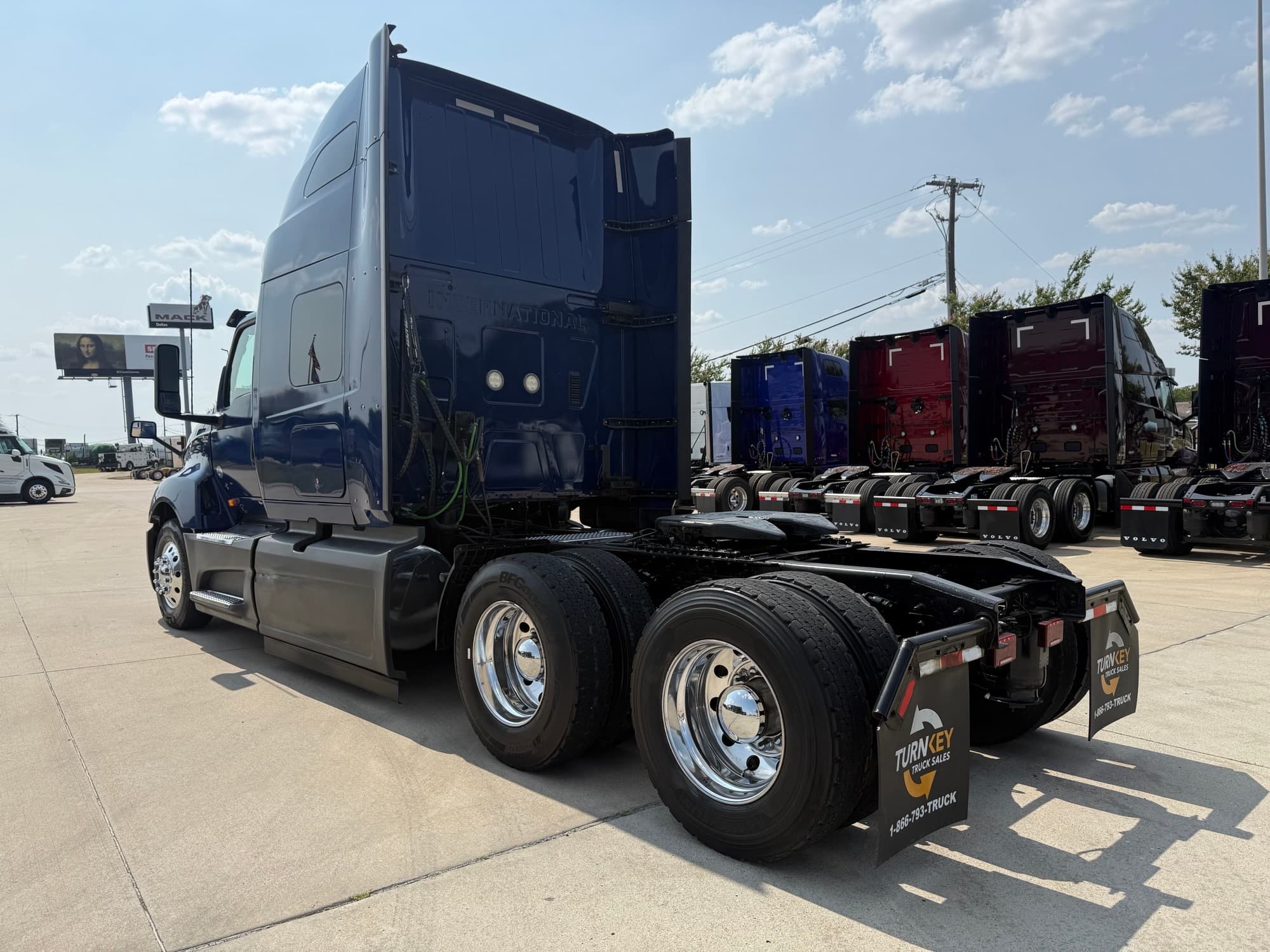 2020 International LT - Photo 1