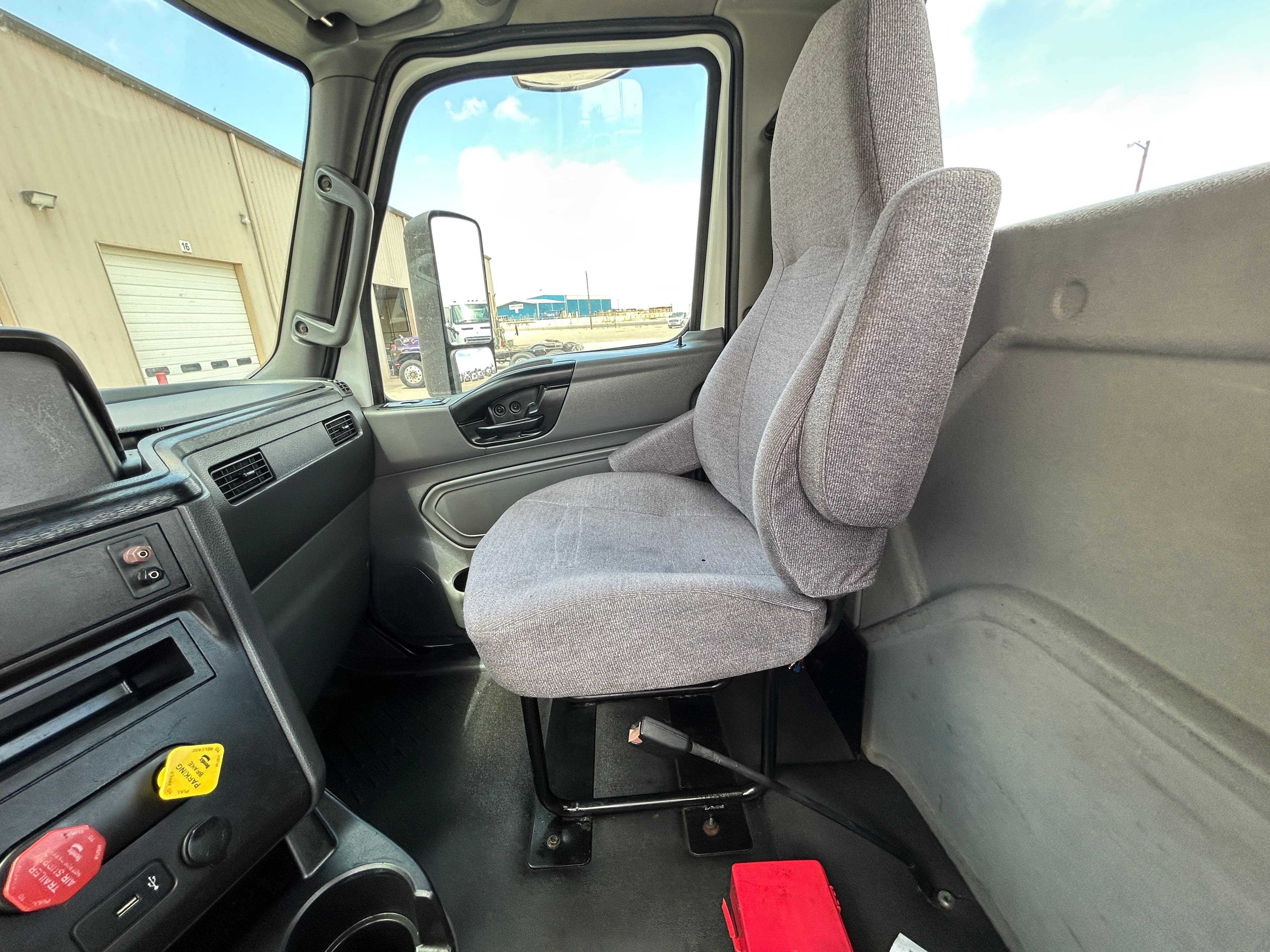2021 International LT625 - Photo 1