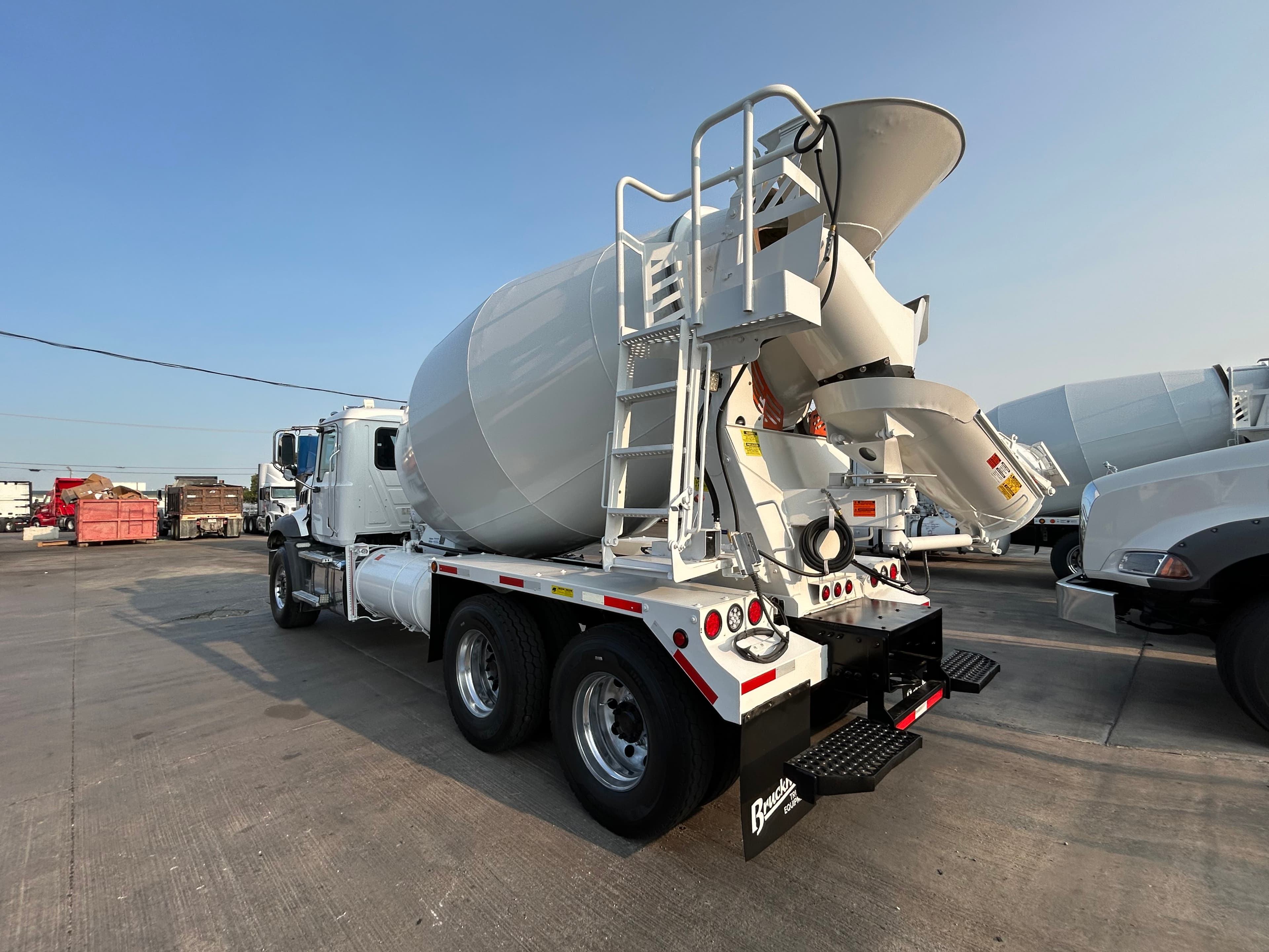 2020 Mack GR64B - Photo 1