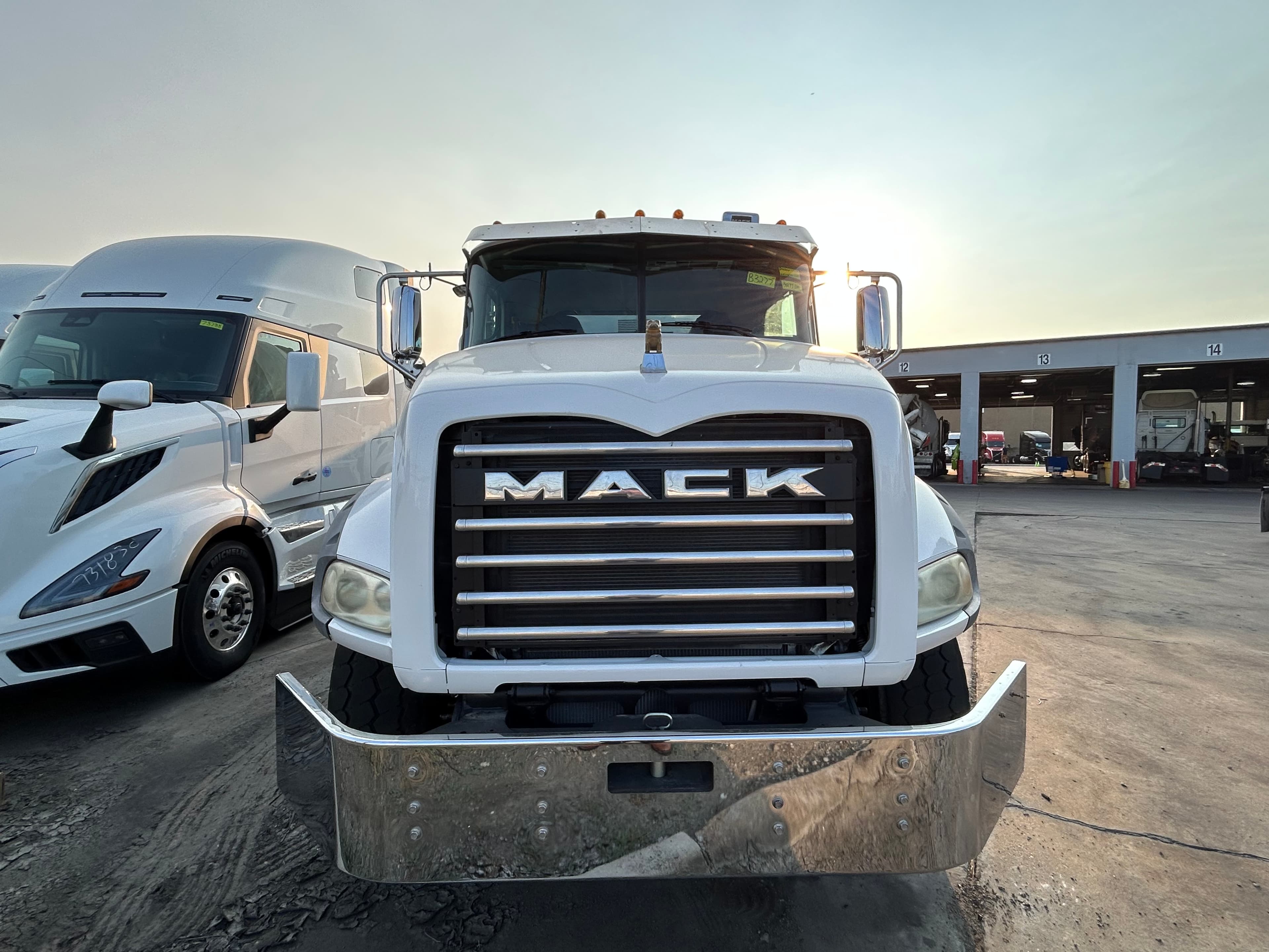 2020 Mack GR64B - Photo 1