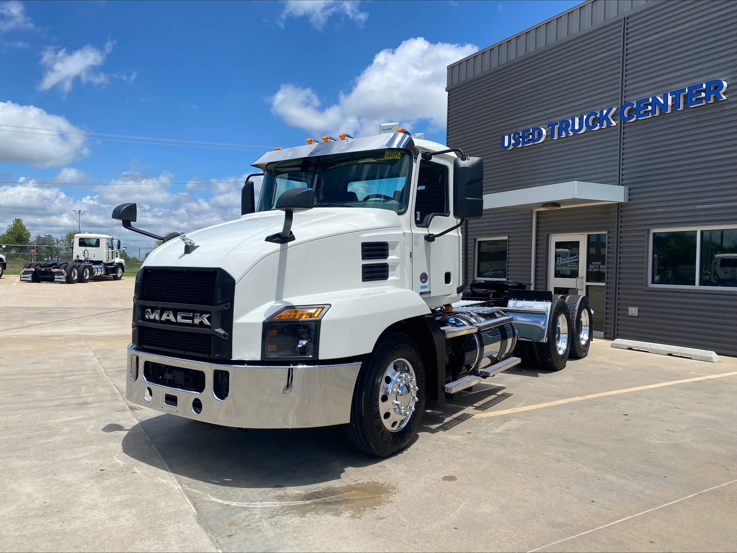 2021 Mack AN64T - Photo 1