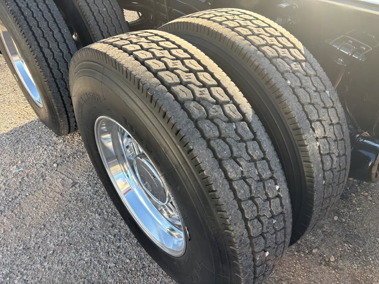 2024 Volvo VHD104F300 - Photo 1