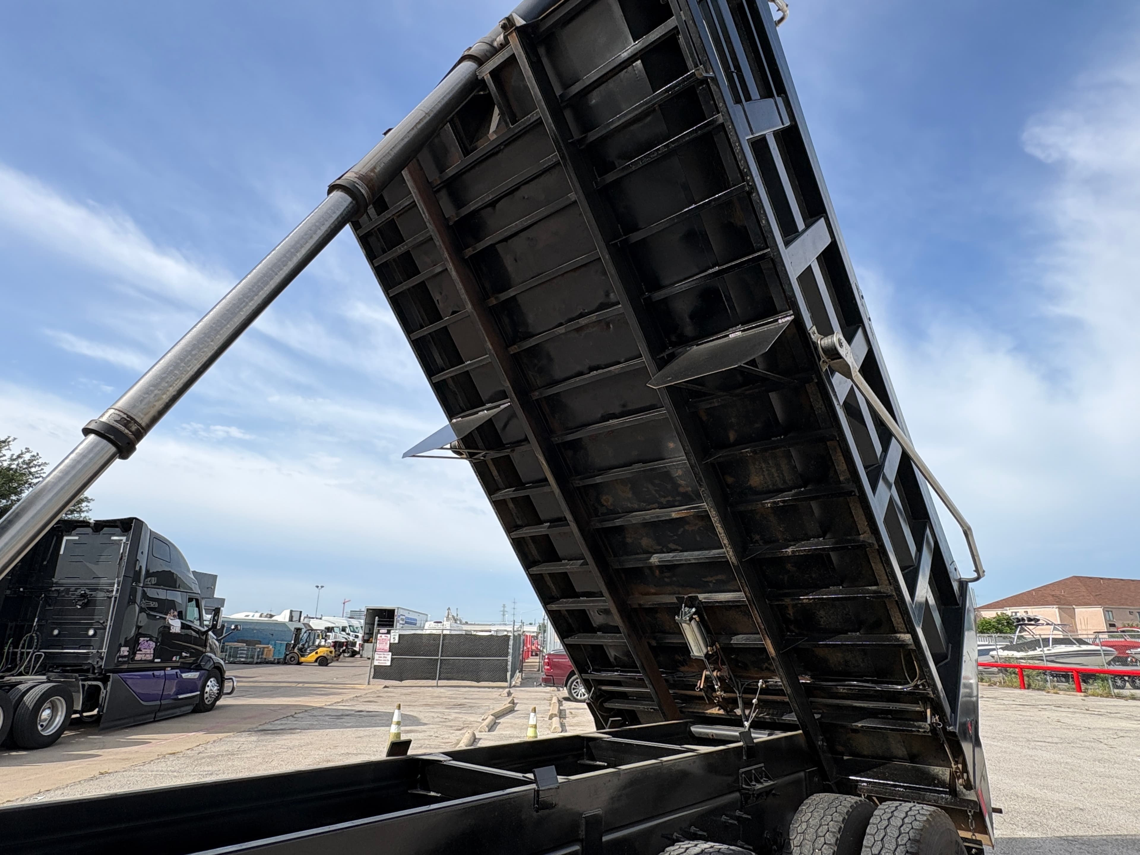 2025 Mack GR64F - Photo 1