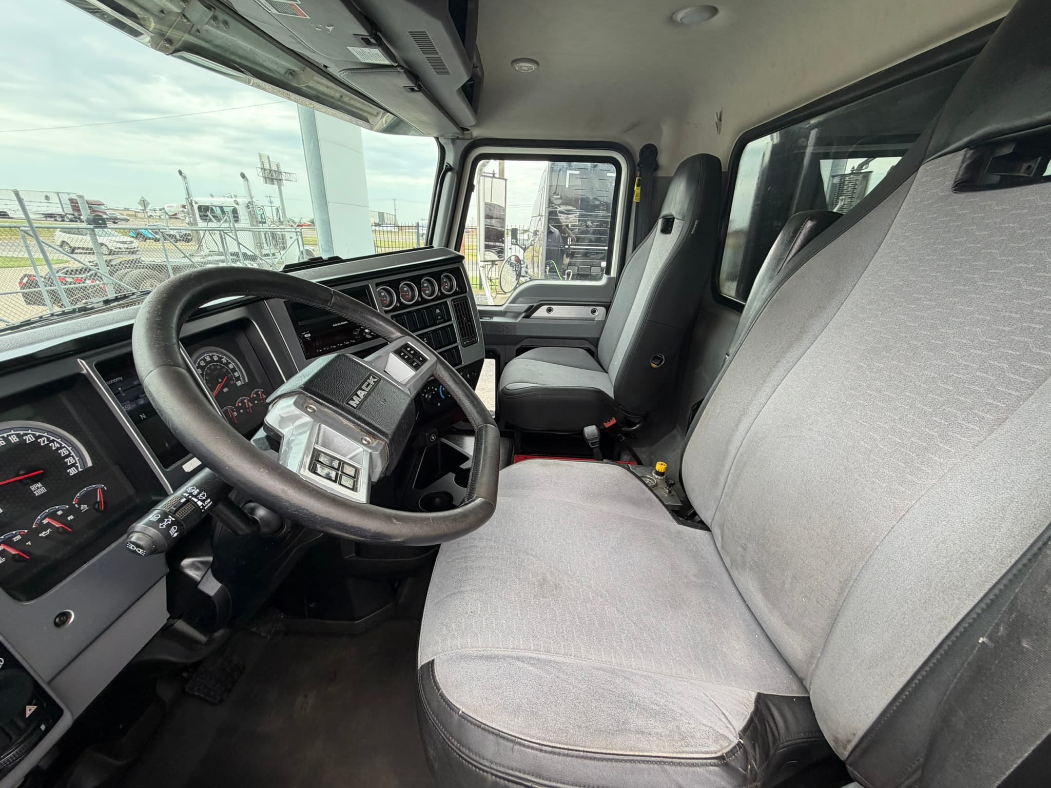 2021 Mack GR64F - Photo 1