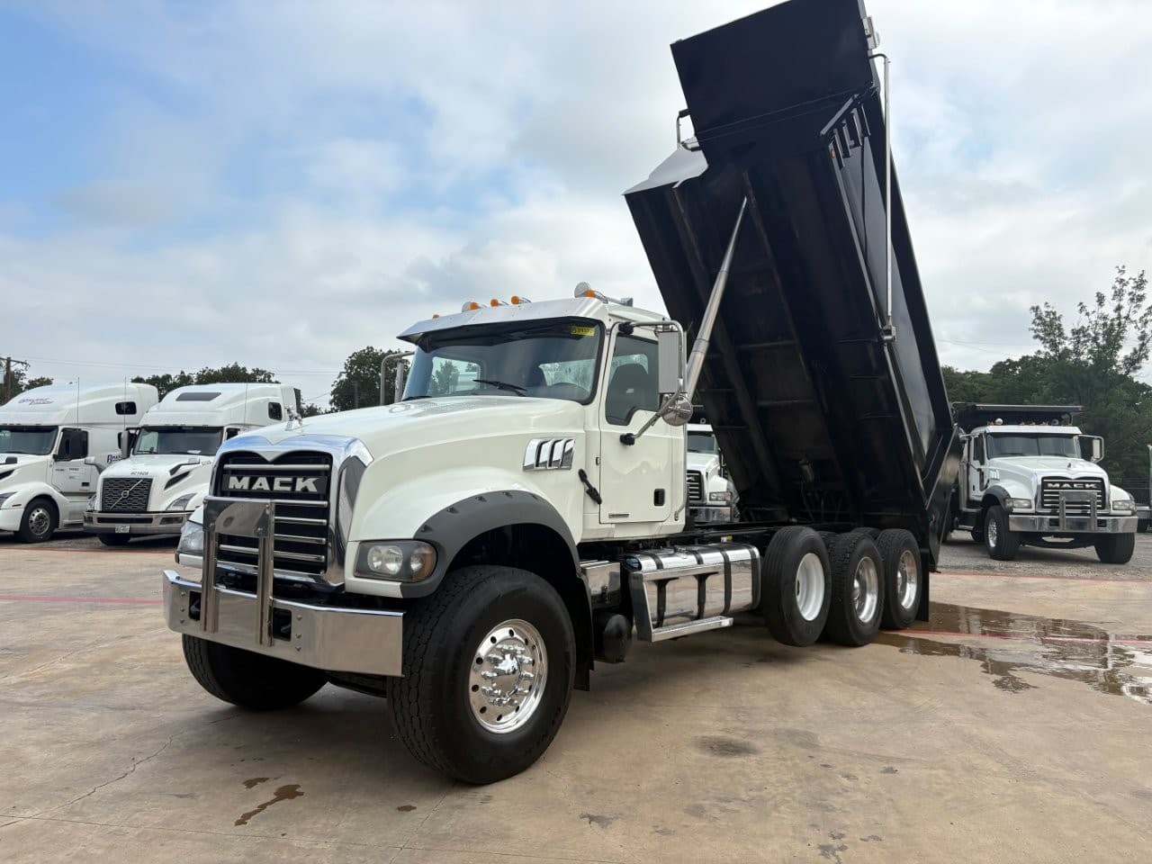 2021 Mack GR64F - Photo 1