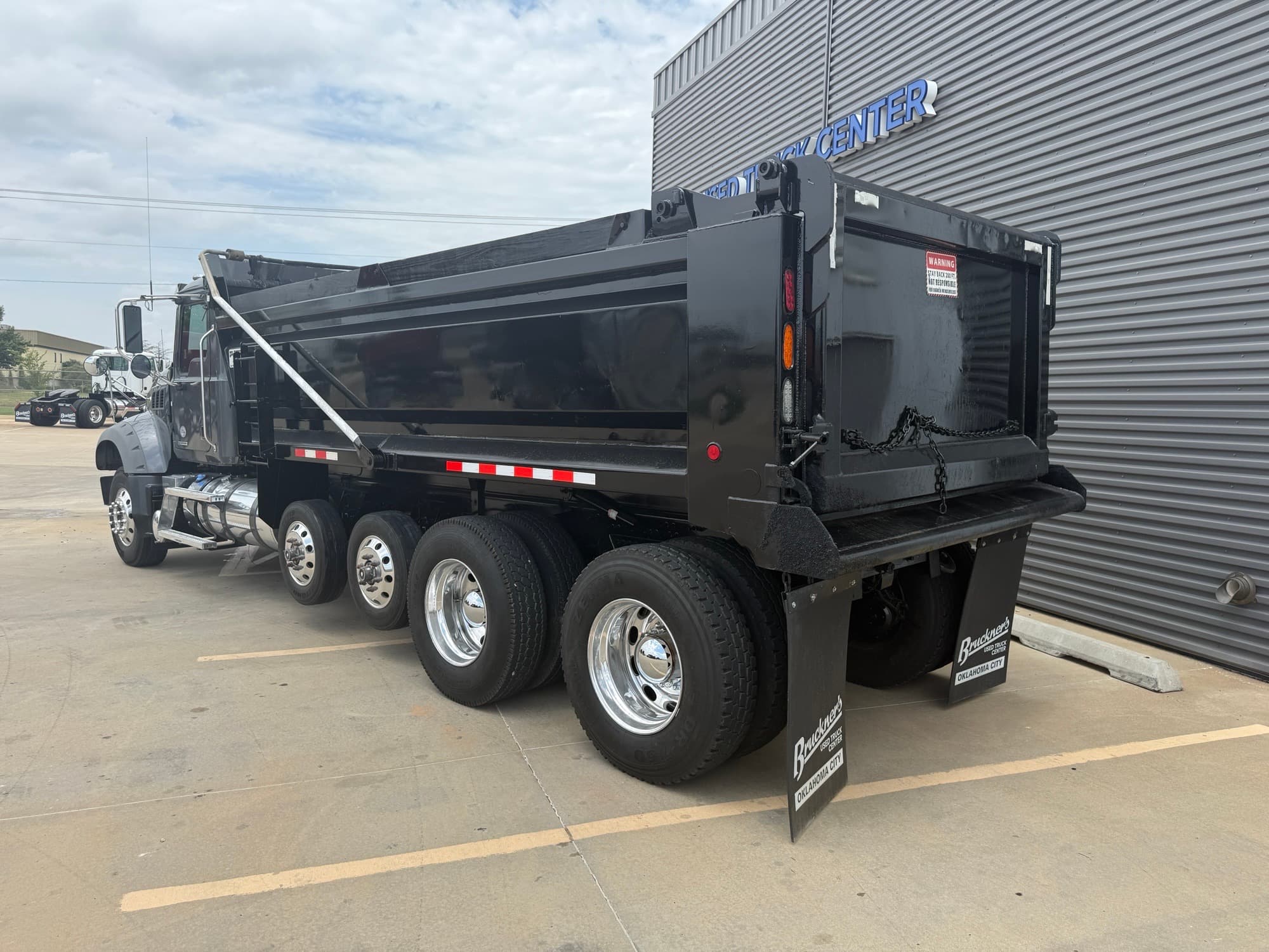 2023 Mack GR64F - Photo 1
