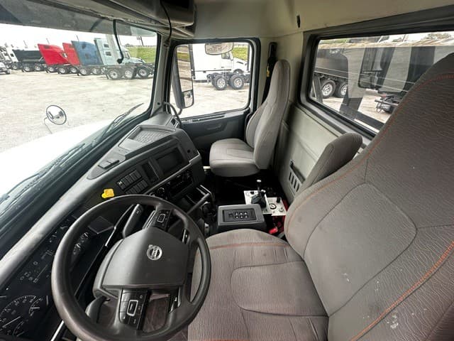 2020 Volvo VHD - Photo 1
