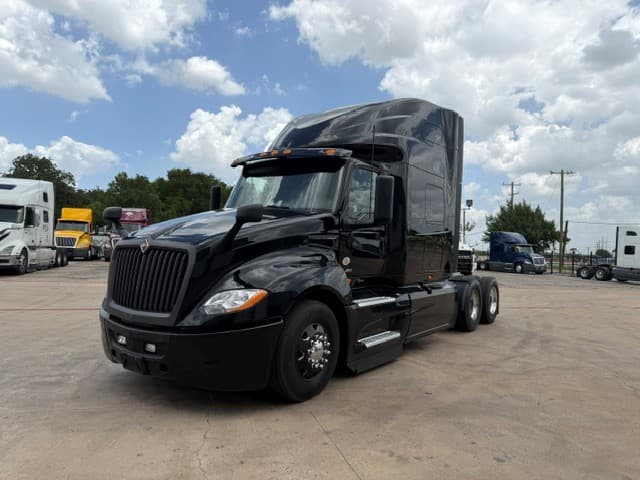 2022 International LT - Photo 1