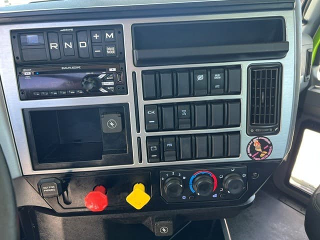 2021 Mack GR64FT - Photo 1