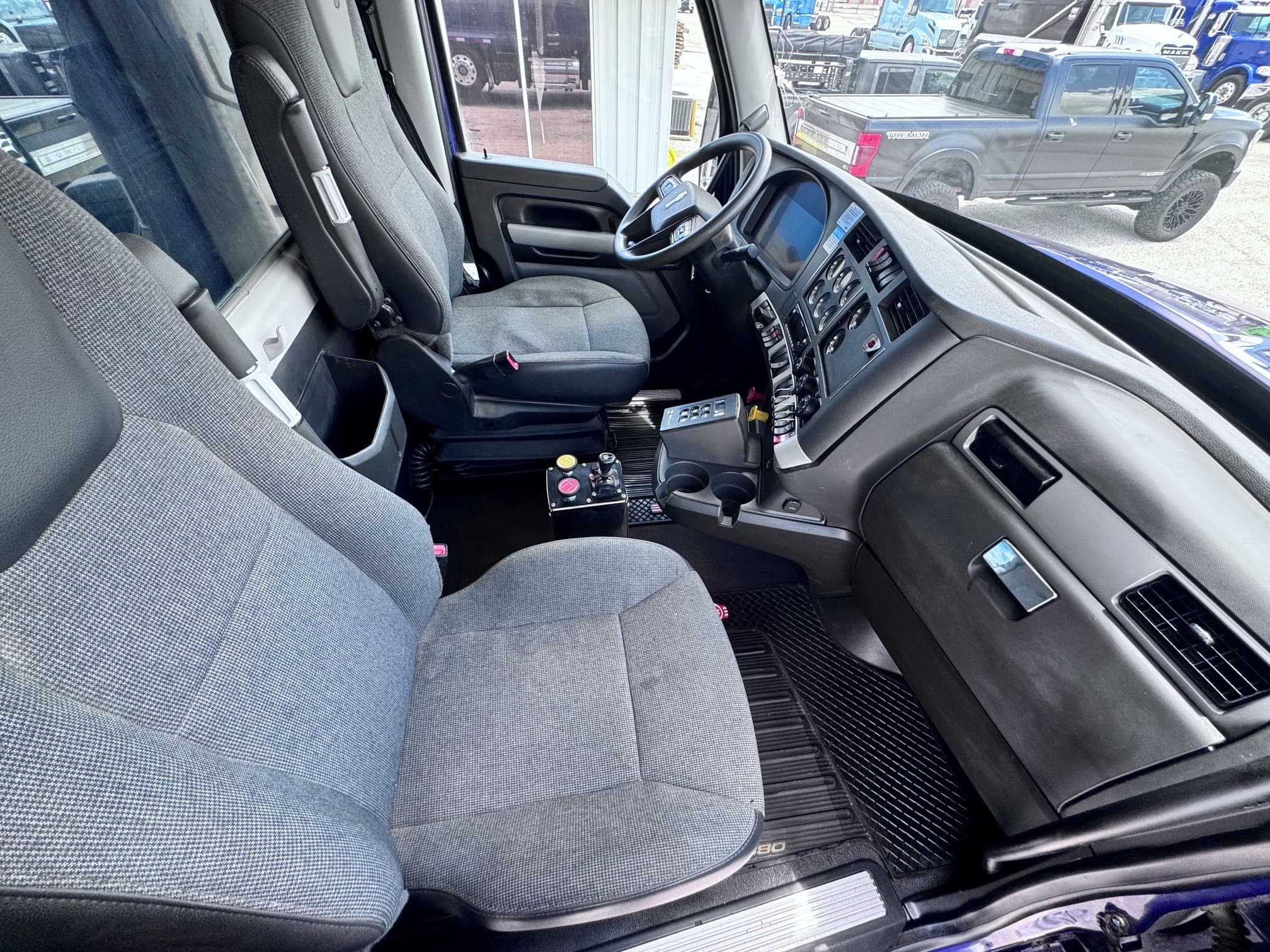 2023 Kenworth T880 - Photo 1