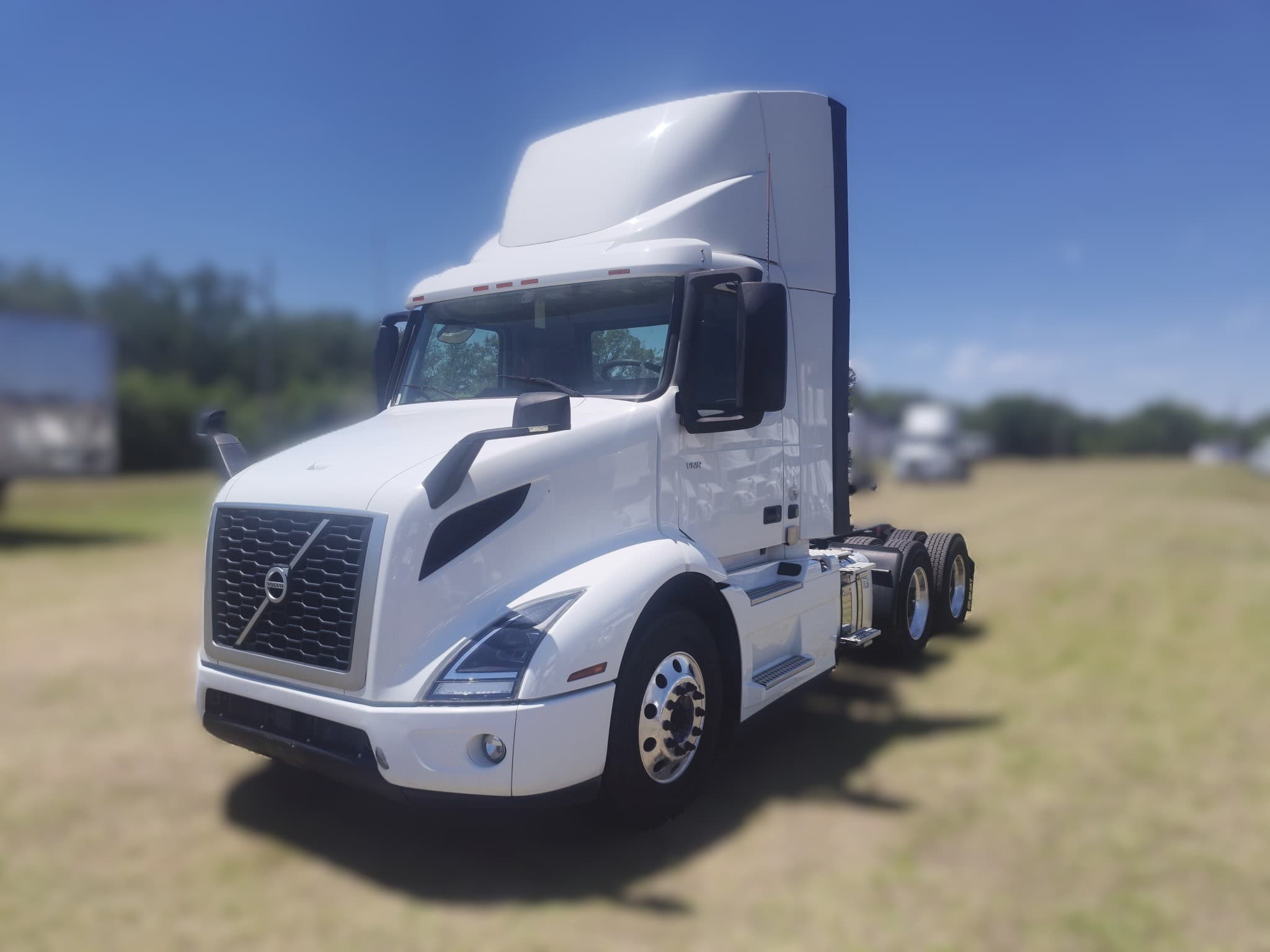 2022 Volvo VNR64T300 - Photo 1