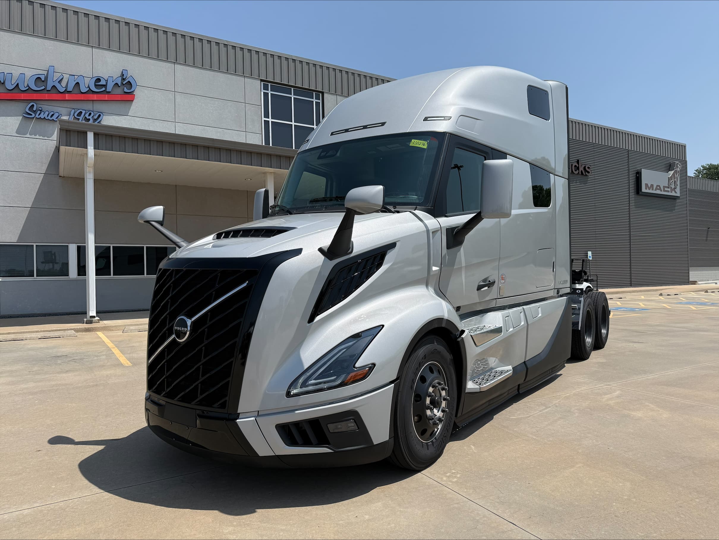 2027 Volvo VNL64T860 - Photo 1