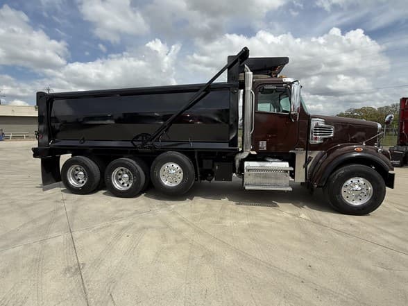 2019 Freightliner 122SD - Photo 1