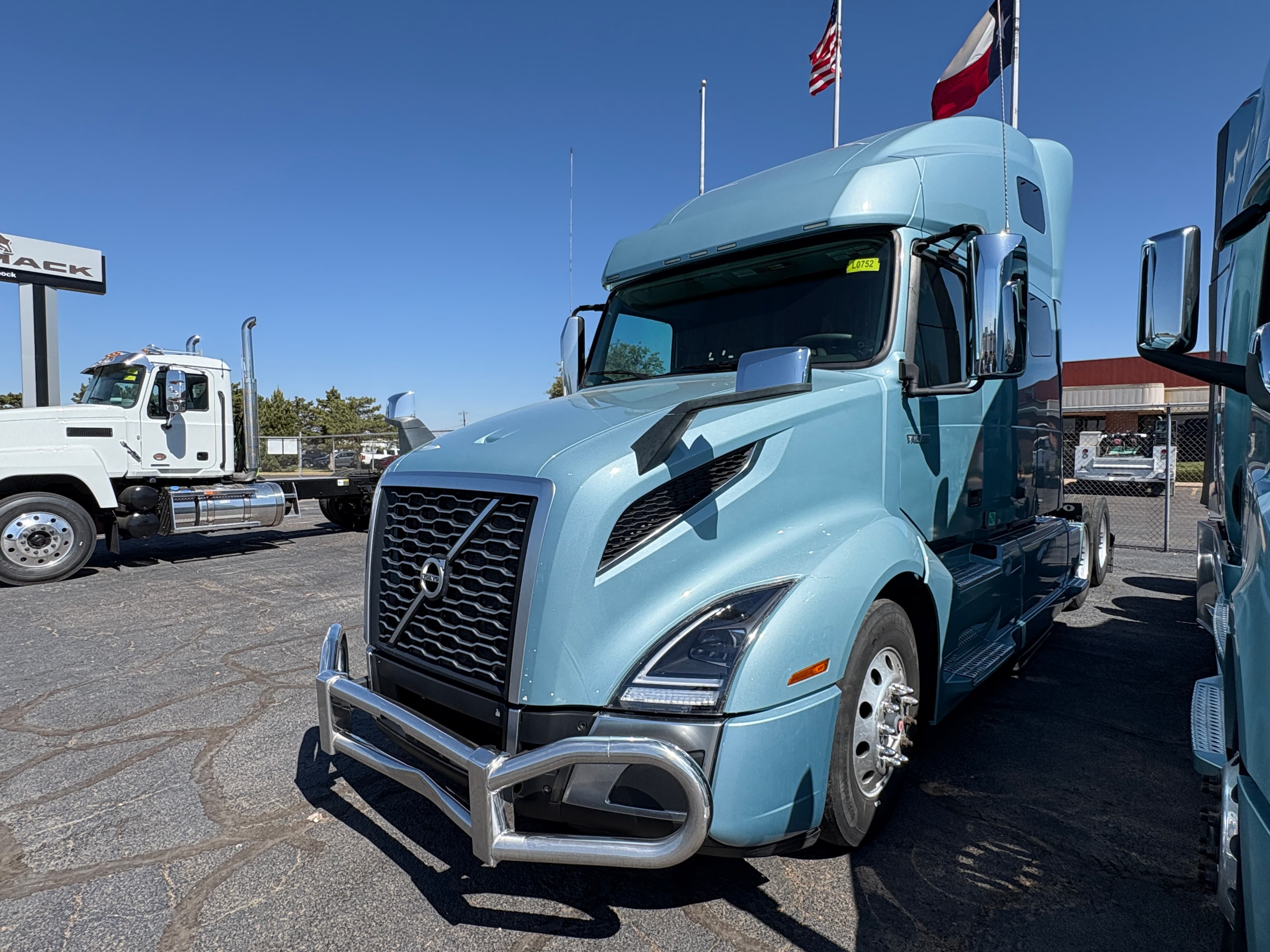 2022 Volvo VNL64T760 - Photo 1