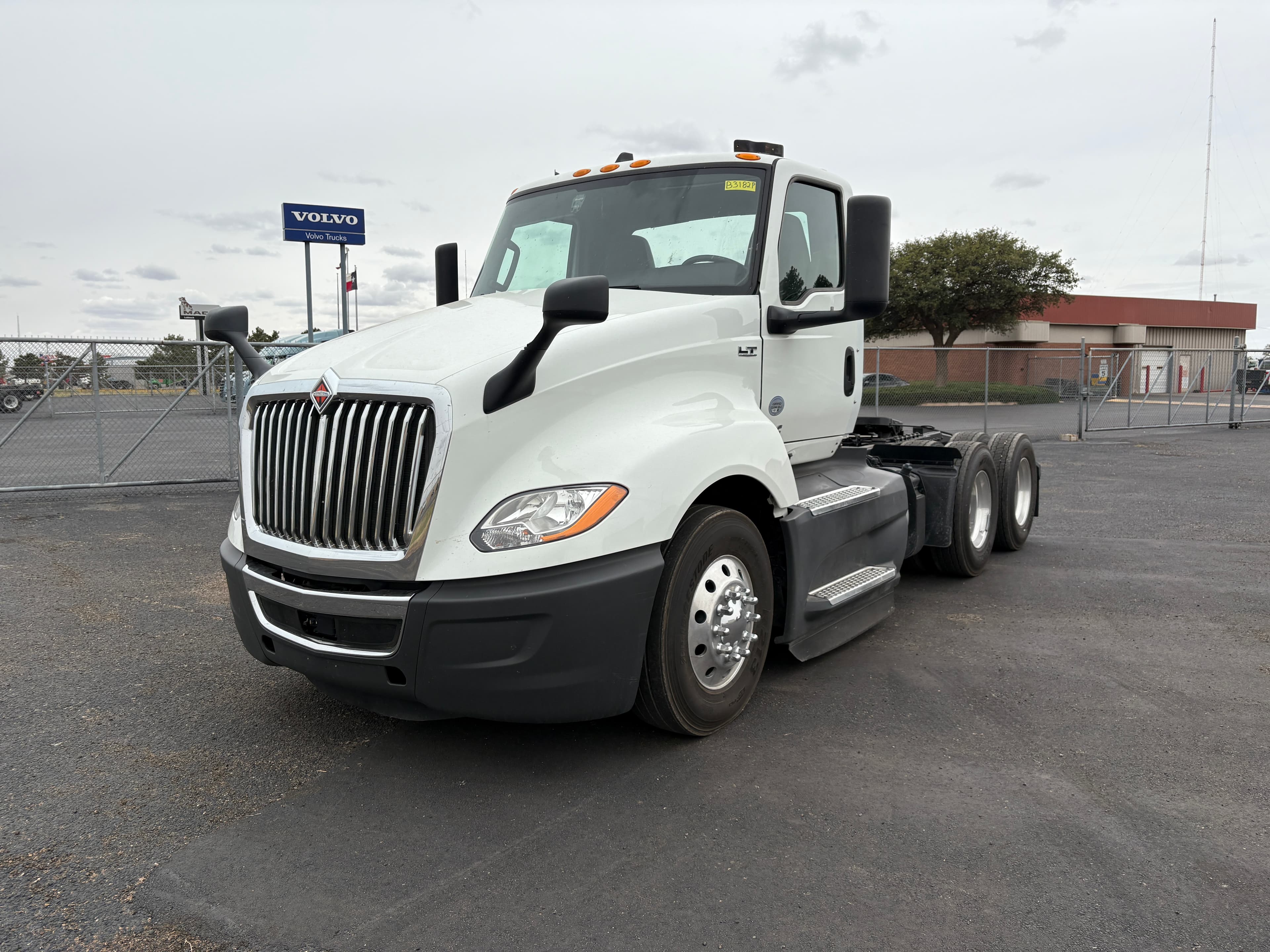 2021 International LT625 - Photo 1