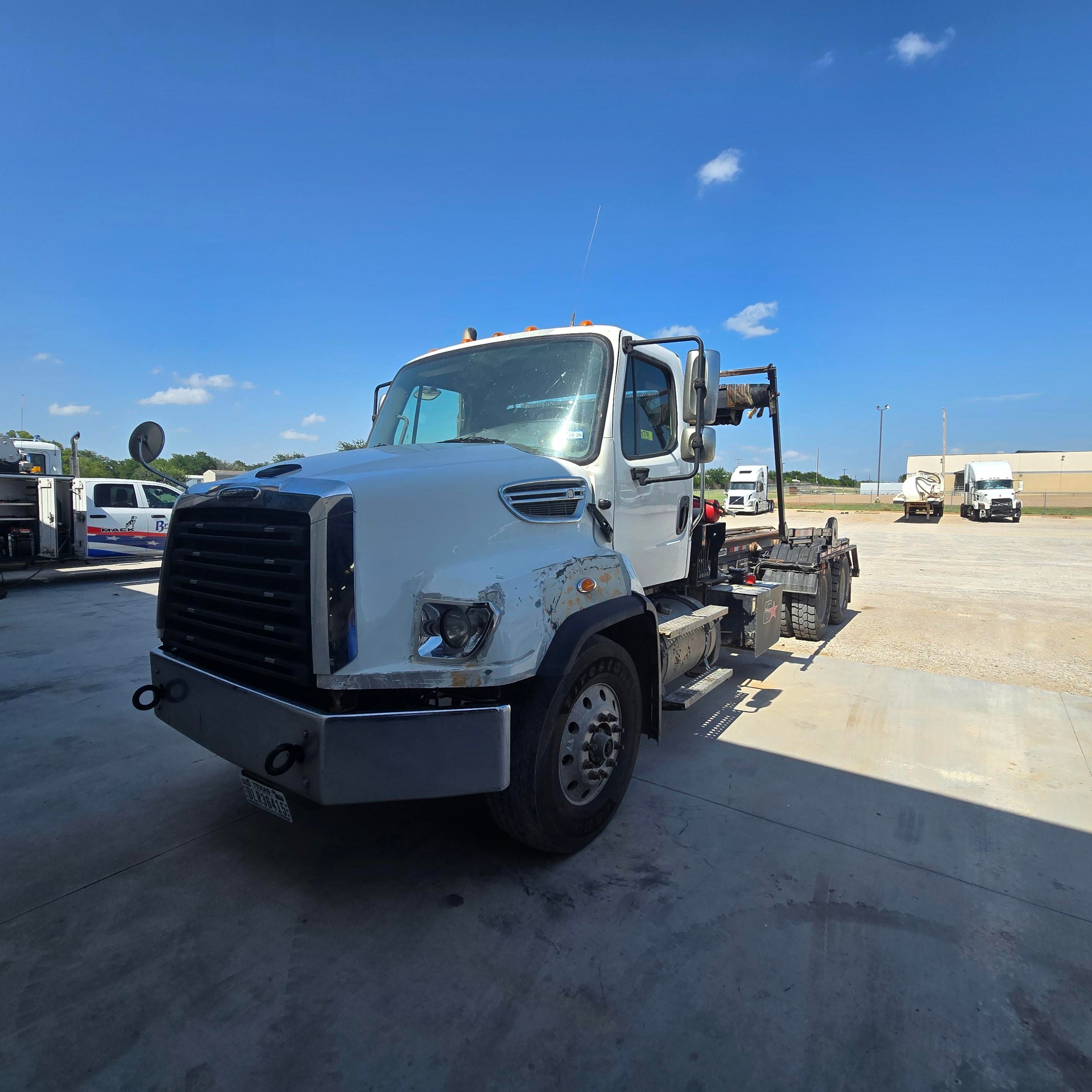 2021 Freightliner 114SD - Photo 1