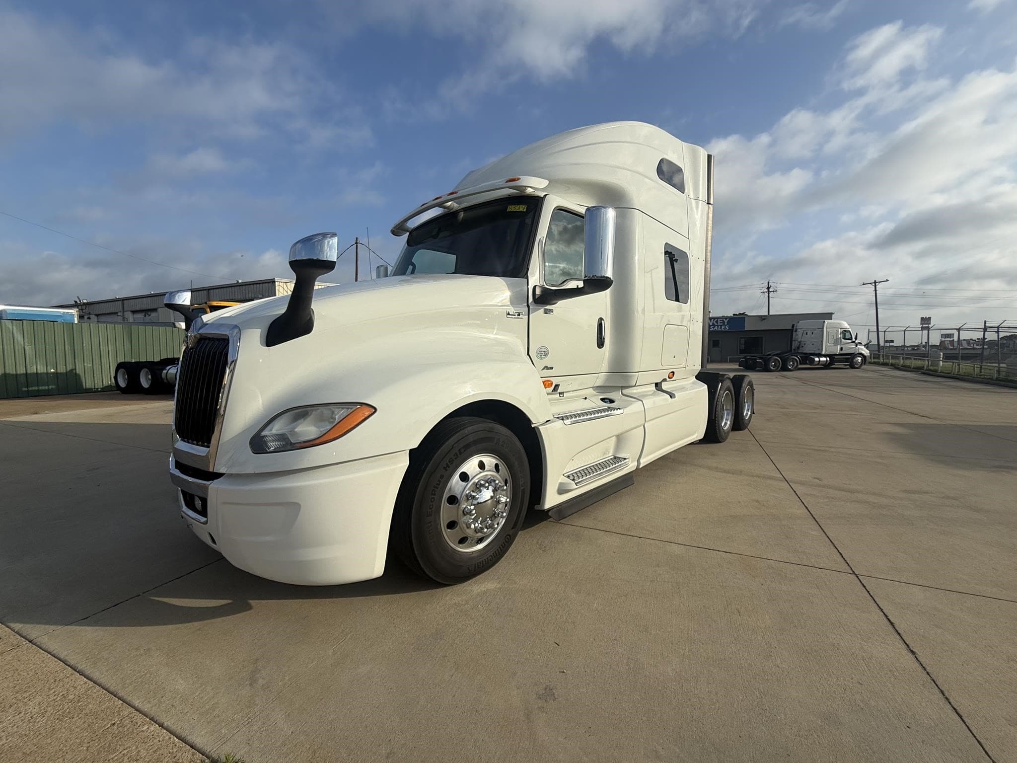 2020 International LT - Photo 1
